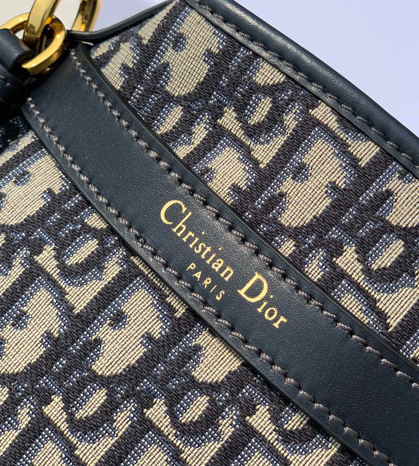 Top upgraded version 💰1600 Size: 24×10×24.5cm Hong Kong channel order! Dior CEST presbyopic bucket bag, elegant and classic, blue oblique presbyopic fabric, unique bucket bag shape like a money bag! Rotating D letter opening and closing CD lock, tightening the bag mouth for high security, when loosened, the whole bag also has a casual and lazy feeling. The two long and short shoulder straps can be adjusted and the chain can be detached. The hard base is placed for a more three-dimensional effect, and the atmosphere is full! The main one is a tongle to achieve the freedom of the bag, sisters!