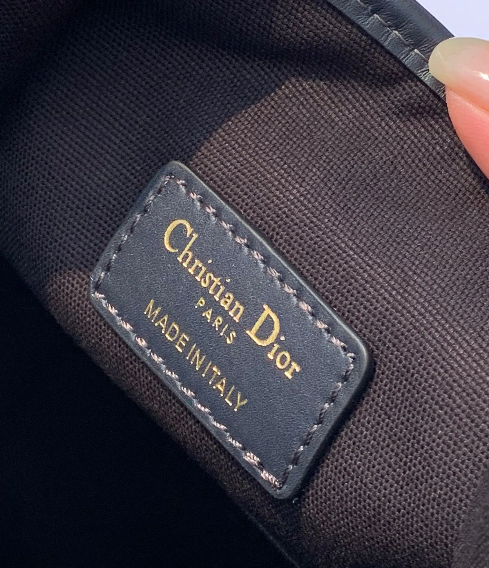 Top upgraded version 💰1600 Size: 24×10×24.5cm Hong Kong channel order! Dior CEST presbyopic bucket bag, elegant and classic, blue oblique presbyopic fabric, unique bucket bag shape like a money bag! Rotating D letter opening and closing CD lock, tightening the bag mouth for high security, when loosened, the whole bag also has a casual and lazy feeling. The two long and short shoulder straps can be adjusted and the chain can be detached. The hard base is placed for a more three-dimensional effect, and the atmosphere is full! The main one is a tongle to achieve the freedom of the bag, sisters!