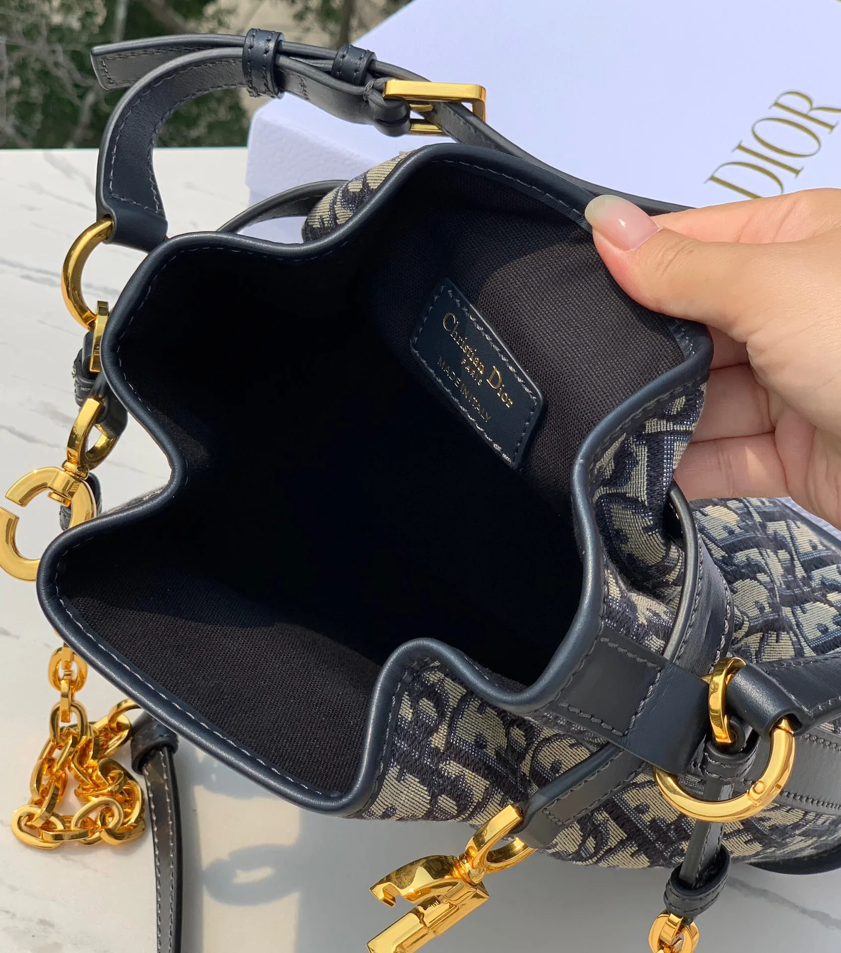Top upgraded version 💰1600 Size: 24×10×24.5cm Hong Kong channel order! Dior CEST presbyopic bucket bag, elegant and classic, blue oblique presbyopic fabric, unique bucket bag shape like a money bag! Rotating D letter opening and closing CD lock, tightening the bag mouth for high security, when loosened, the whole bag also has a casual and lazy feeling. The two long and short shoulder straps can be adjusted and the chain can be detached. The hard base is placed for a more three-dimensional effect, and the atmosphere is full! The main one is a tongle to achieve the freedom of the bag, sisters!