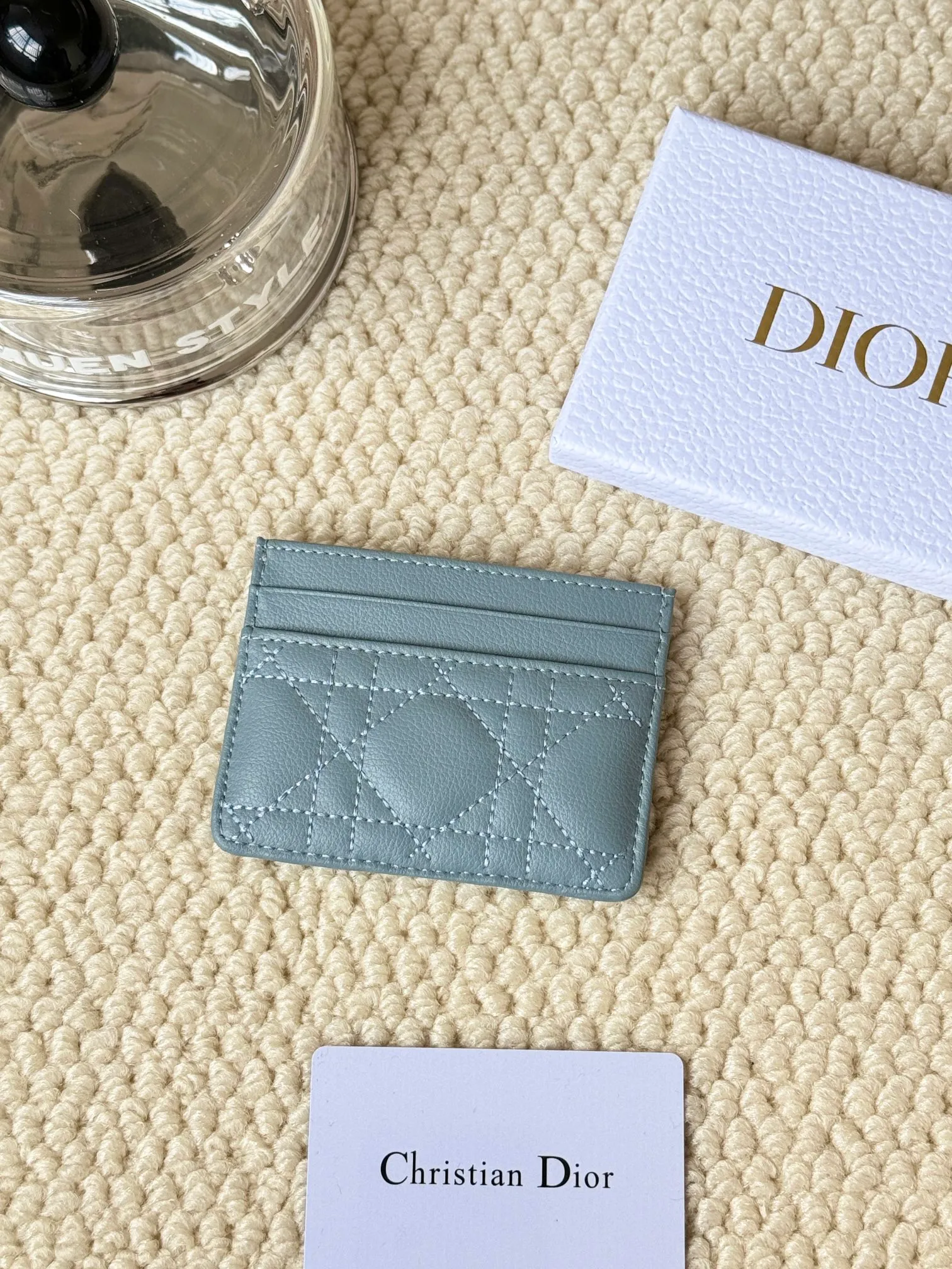💰110 No.: S5130 Carefully crafted from soft cowhide, decorated with cannage pattern topstitching and embellished with the "CD" logo on the front. Elegant and sophisticated, it has five card slots and is suitable for various occasions. Size: 10.5*7.5cm Dior Caro five-compartment card holder is a new product this season, elegant and practical.