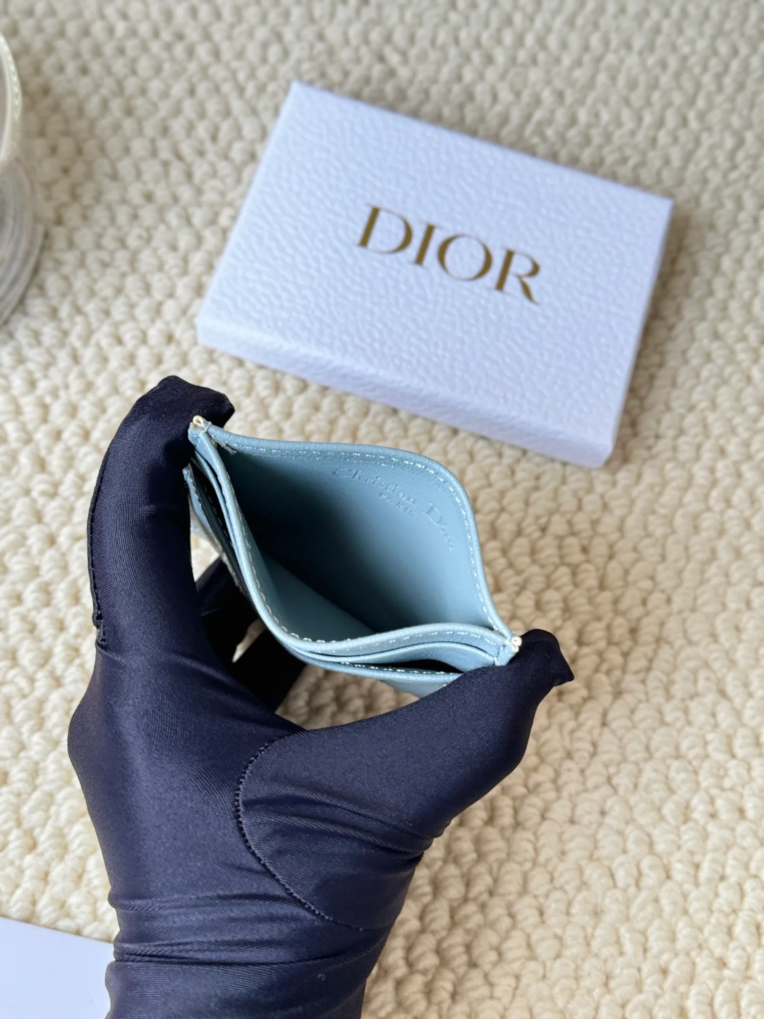 💰110 No.: S5130 Carefully crafted from soft cowhide, decorated with cannage pattern topstitching and embellished with the "CD" logo on the front. Elegant and sophisticated, it has five card slots and is suitable for various occasions. Size: 10.5*7.5cm Dior Caro five-compartment card holder is a new product this season, elegant and practical.