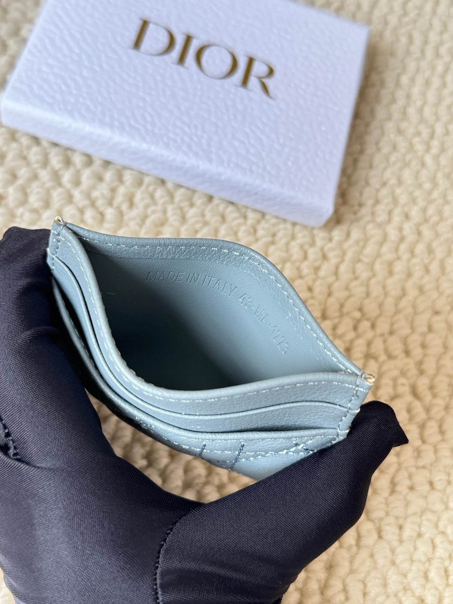 💰110 No.: S5130 Carefully crafted from soft cowhide, decorated with cannage pattern topstitching and embellished with the "CD" logo on the front. Elegant and sophisticated, it has five card slots and is suitable for various occasions. Size: 10.5*7.5cm Dior Caro five-compartment card holder is a new product this season, elegant and practical.