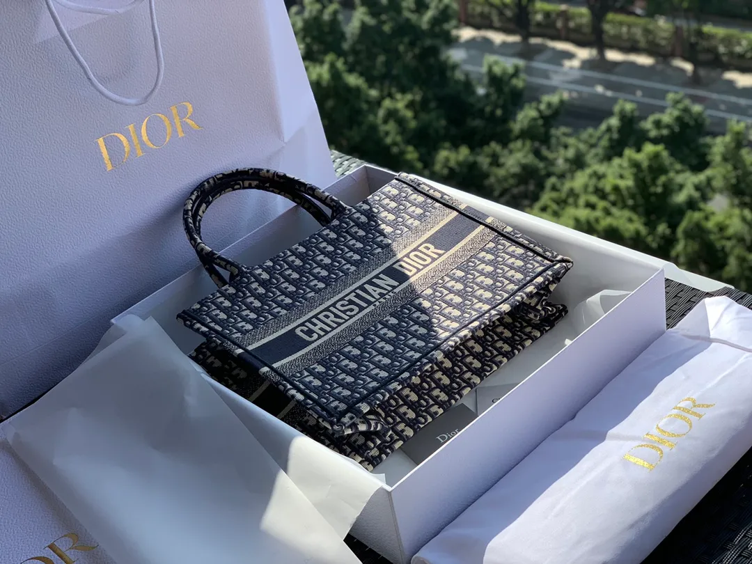 Top upgraded version 💰1500 Dimensions 36.5 x 28 x 17.5 cm If you are willing to spend ￥52000RMB to buy the genuine product, it is imported from Europe, it is definitely the same thing! This time, the goods are hard goods. Even the packaging is 100% used by counters. The quality and color are all counter-level. It is difficult to buy them even if you have money! The materials are very stiff and all imported materials are used! The paper used in the market is not imported. It is very thin and easy to rot. From the packaging point of view, it is not of the same grade at all! We are quite sure that the price of this quality in Guangzhou should be 2500-3200. We are the kind of counters that sell goods at good prices and through simultaneous channels! !