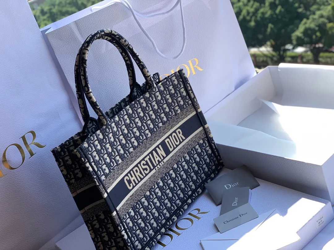 Top upgraded version 💰1500 Dimensions 36.5 x 28 x 17.5 cm If you are willing to spend ￥52000RMB to buy the genuine product, it is imported from Europe, it is definitely the same thing! This time, the goods are hard goods. Even the packaging is 100% used by counters. The quality and color are all counter-level. It is difficult to buy them even if you have money! The materials are very stiff and all imported materials are used! The paper used in the market is not imported. It is very thin and easy to rot. From the packaging point of view, it is not of the same grade at all! We are quite sure that the price of this quality in Guangzhou should be 2500-3200. We are the kind of counters that sell goods at good prices and through simultaneous channels! !