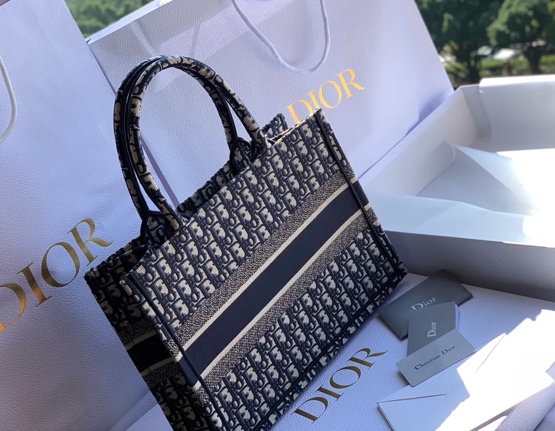 Top upgraded version 💰1500 Dimensions 36.5 x 28 x 17.5 cm If you are willing to spend ￥52000RMB to buy the genuine product, it is imported from Europe, it is definitely the same thing! This time, the goods are hard goods. Even the packaging is 100% used by counters. The quality and color are all counter-level. It is difficult to buy them even if you have money! The materials are very stiff and all imported materials are used! The paper used in the market is not imported. It is very thin and easy to rot. From the packaging point of view, it is not of the same grade at all! We are quite sure that the price of this quality in Guangzhou should be 2500-3200. We are the kind of counters that sell goods at good prices and through simultaneous channels! !