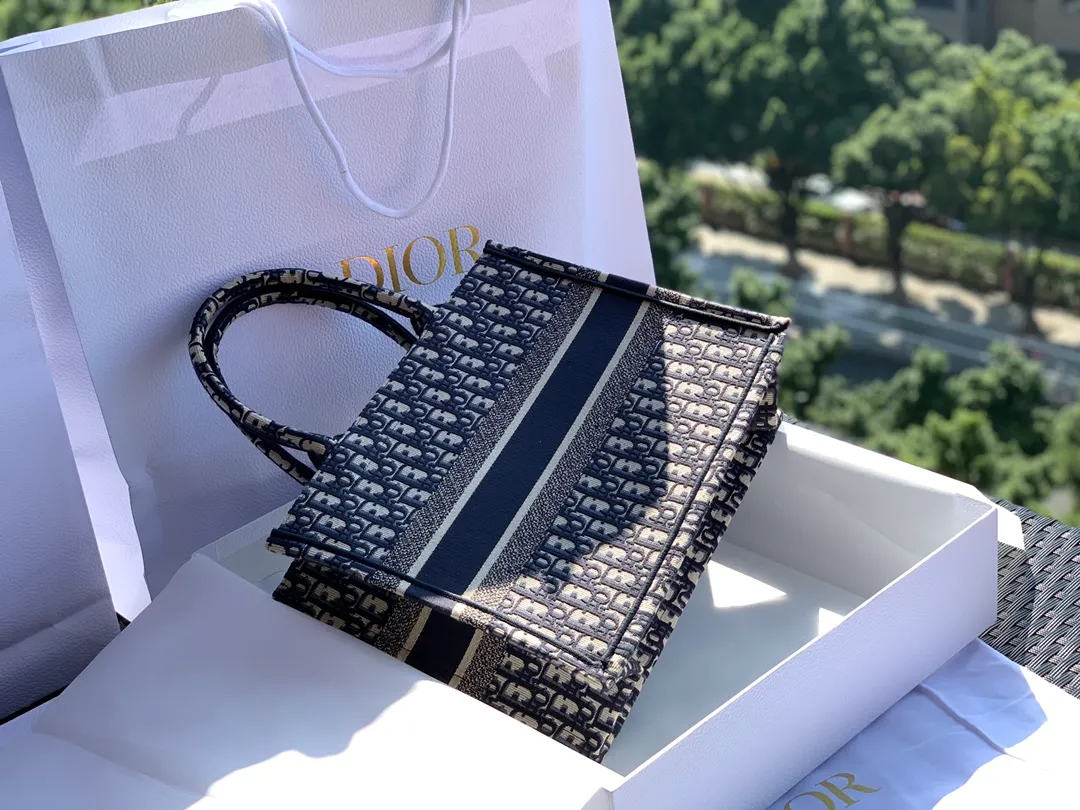 Top upgraded version 💰1500 Dimensions 36.5 x 28 x 17.5 cm If you are willing to spend ￥52000RMB to buy the genuine product, it is imported from Europe, it is definitely the same thing! This time, the goods are hard goods. Even the packaging is 100% used by counters. The quality and color are all counter-level. It is difficult to buy them even if you have money! The materials are very stiff and all imported materials are used! The paper used in the market is not imported. It is very thin and easy to rot. From the packaging point of view, it is not of the same grade at all! We are quite sure that the price of this quality in Guangzhou should be 2500-3200. We are the kind of counters that sell goods at good prices and through simultaneous channels! !