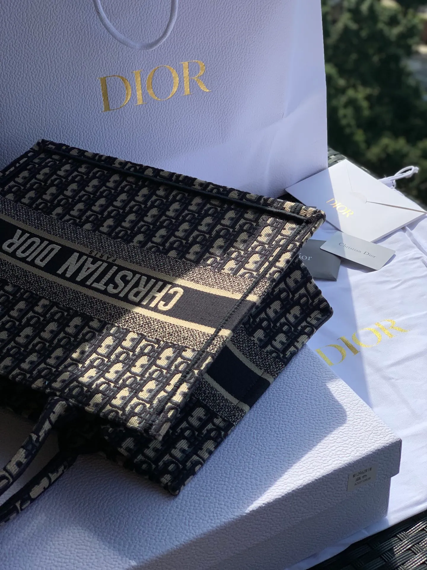 Top upgraded version 💰1500 Dimensions 36.5 x 28 x 17.5 cm If you are willing to spend ￥52000RMB to buy the genuine product, it is imported from Europe, it is definitely the same thing! This time, the goods are hard goods. Even the packaging is 100% used by counters. The quality and color are all counter-level. It is difficult to buy them even if you have money! The materials are very stiff and all imported materials are used! The paper used in the market is not imported. It is very thin and easy to rot. From the packaging point of view, it is not of the same grade at all! We are quite sure that the price of this quality in Guangzhou should be 2500-3200. We are the kind of counters that sell goods at good prices and through simultaneous channels! !