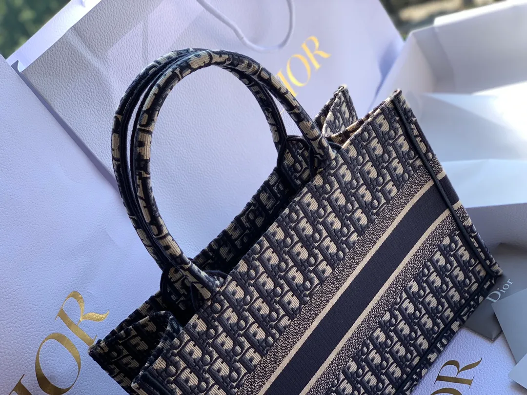 Top upgraded version 💰1500 Dimensions 36.5 x 28 x 17.5 cm If you are willing to spend ￥52000RMB to buy the genuine product, it is imported from Europe, it is definitely the same thing! This time, the goods are hard goods. Even the packaging is 100% used by counters. The quality and color are all counter-level. It is difficult to buy them even if you have money! The materials are very stiff and all imported materials are used! The paper used in the market is not imported. It is very thin and easy to rot. From the packaging point of view, it is not of the same grade at all! We are quite sure that the price of this quality in Guangzhou should be 2500-3200. We are the kind of counters that sell goods at good prices and through simultaneous channels! !