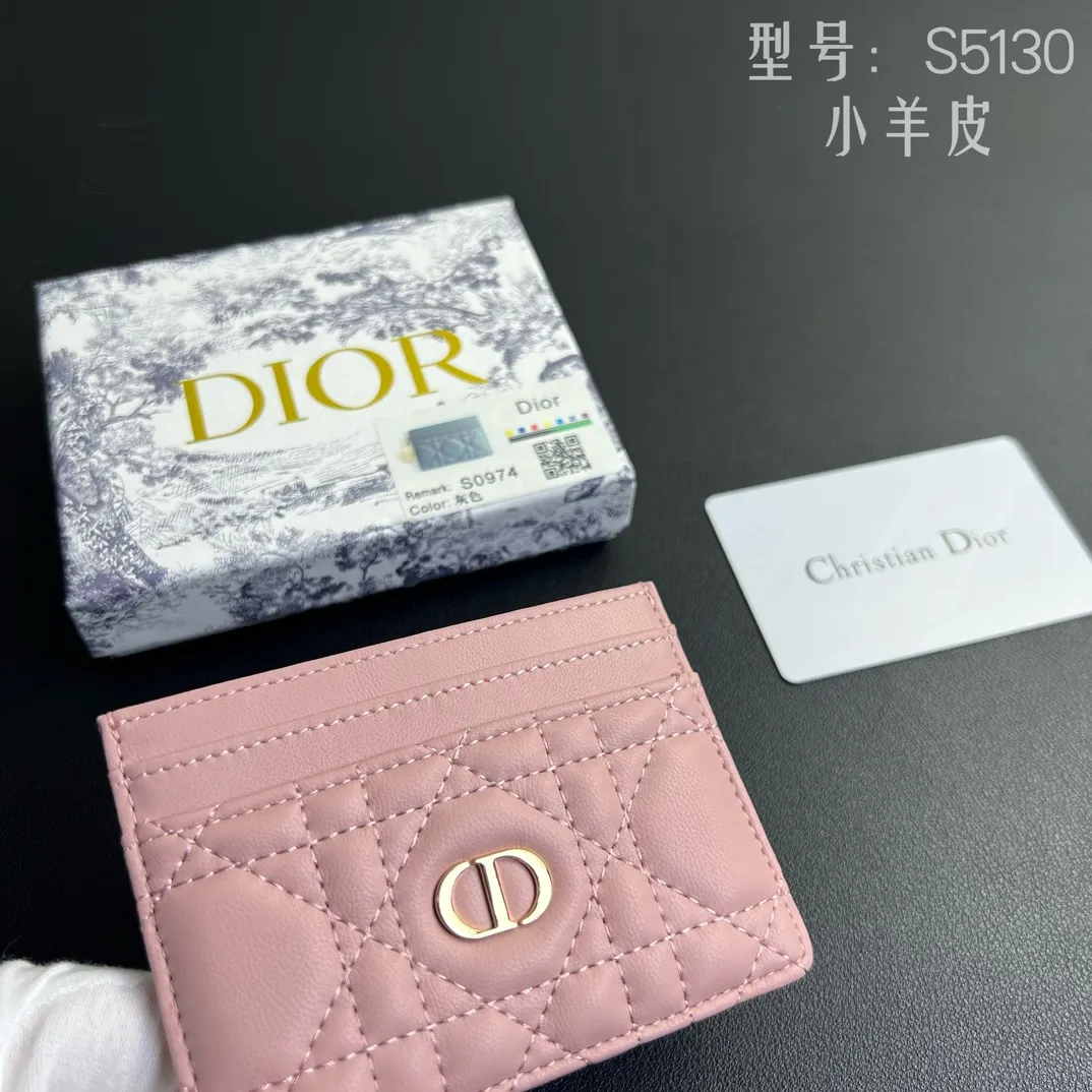 💰100 💎Upgraded original version 🇫🇷 Exclusive real shot # With sheepskin 💌 𝑫𝒊𝒐𝒓 Genuine product available at the counter Top quality 💎 With picture box Dior Caro five-grid card holder soft sheepskin cannage pattern TU DIOR CARO five-grid card holder black This Dior Caro The five-compartment card holder is new this season, elegant and practical. Crafted from soft black cowhide leather with cannage topstitching and CD logo on the front. Elegant and sophisticated, it features five card slots. Style number: S5130UWHC M900 Size: 10.5x7.5
