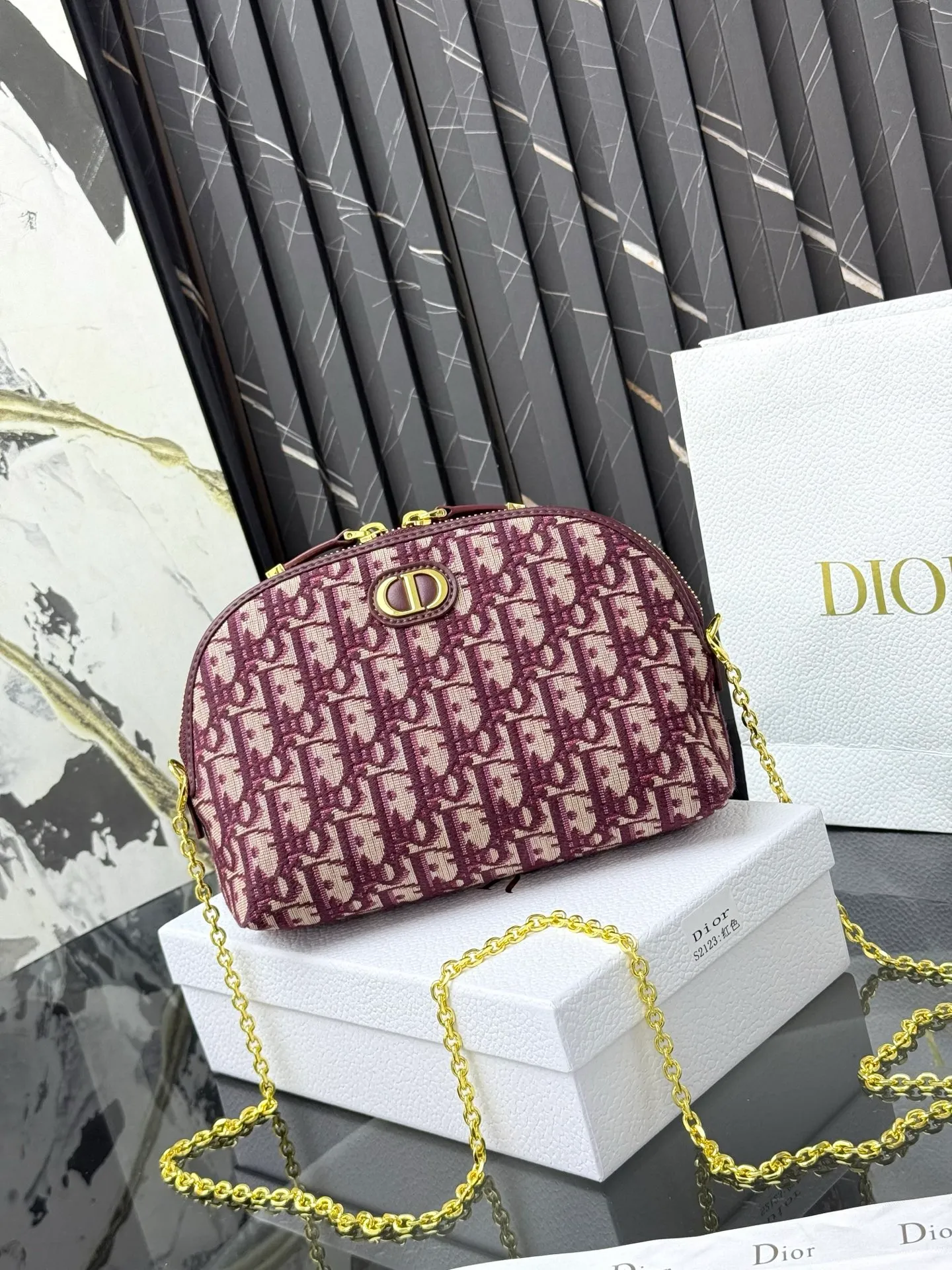 💰230💰The bag is decorated with dior’s signature blue oblique print. It features two chic zippered compartments and a patch pocket to organize a variety of supplies. Available in a large size, it can be worn with other oblique printed pieces. Front CD logo Blue oblique print 1 patch pocket Technical fabric lining Dimensions: 15.5 cm x 24 cm x 7 cm Reference number: S2123