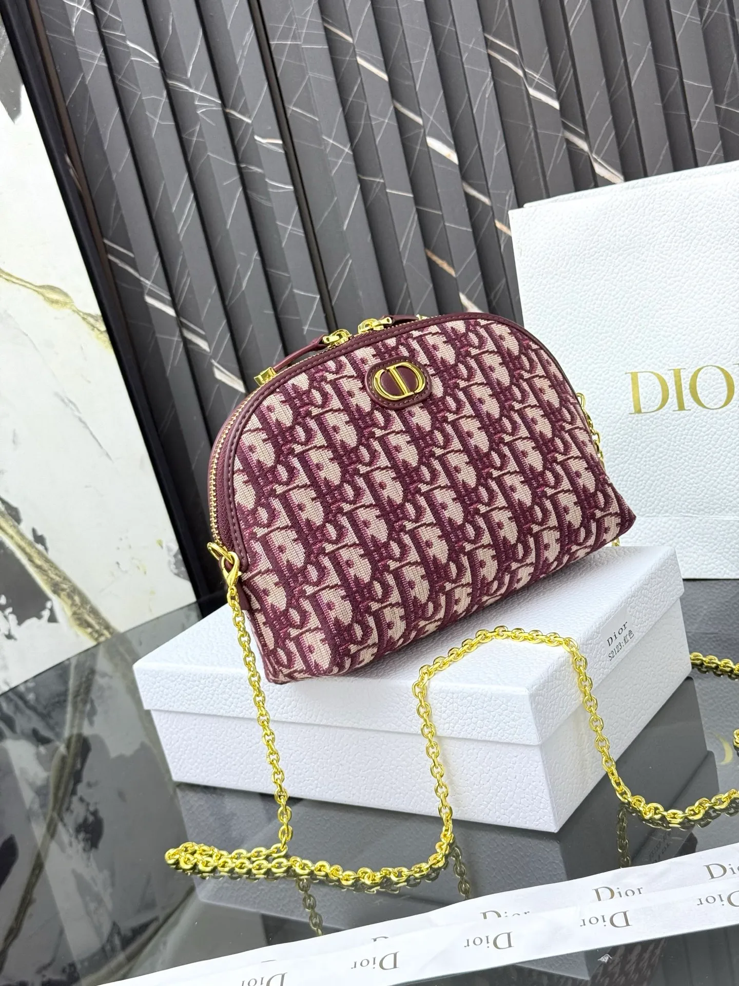 💰230💰The bag is decorated with dior’s signature blue oblique print. It features two chic zippered compartments and a patch pocket to organize a variety of supplies. Available in a large size, it can be worn with other oblique printed pieces. Front CD logo Blue oblique print 1 patch pocket Technical fabric lining Dimensions: 15.5 cm x 24 cm x 7 cm Reference number: S2123