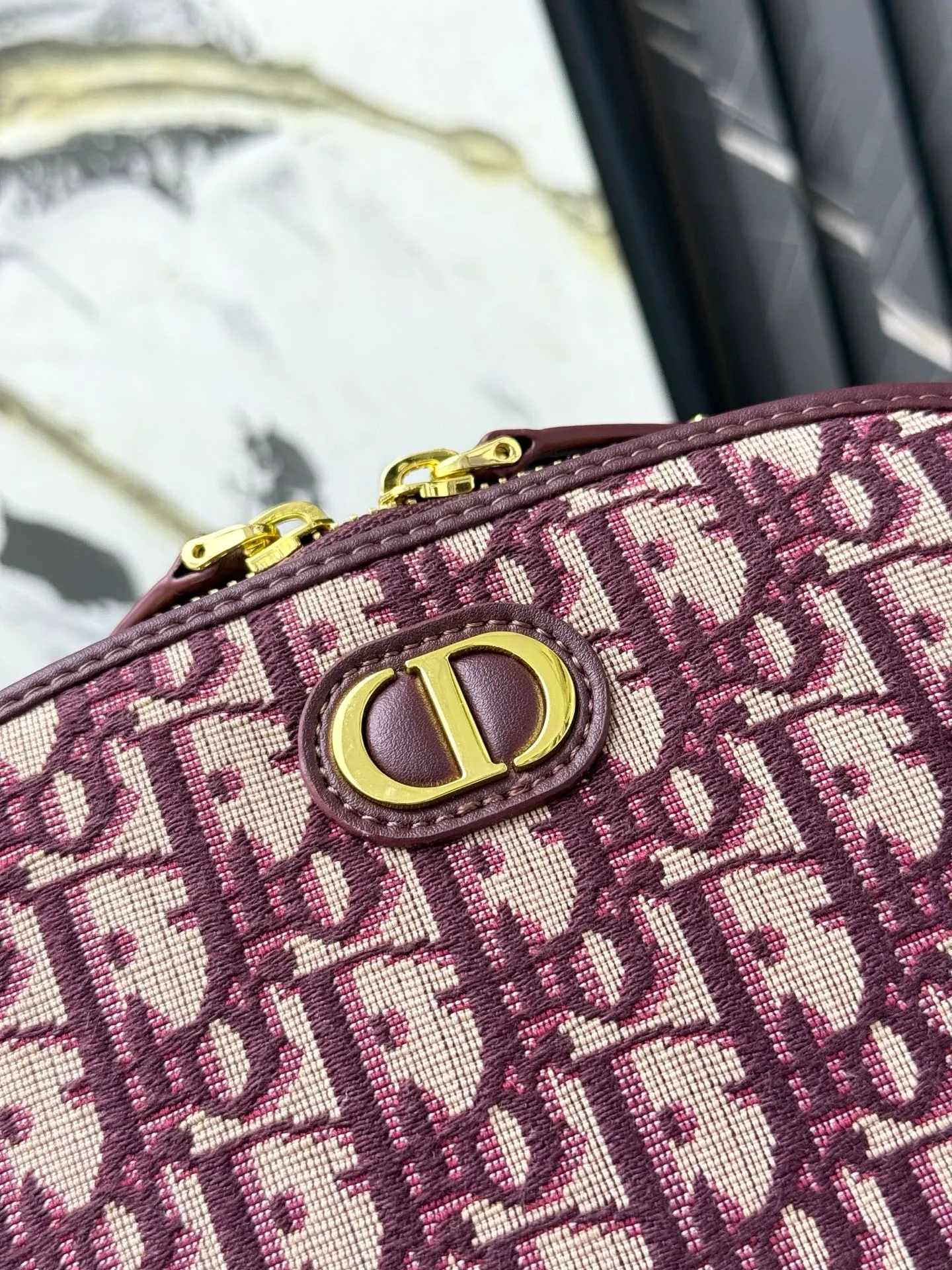 💰230💰The bag is decorated with dior’s signature blue oblique print. It features two chic zippered compartments and a patch pocket to organize a variety of supplies. Available in a large size, it can be worn with other oblique printed pieces. Front CD logo Blue oblique print 1 patch pocket Technical fabric lining Dimensions: 15.5 cm x 24 cm x 7 cm Reference number: S2123