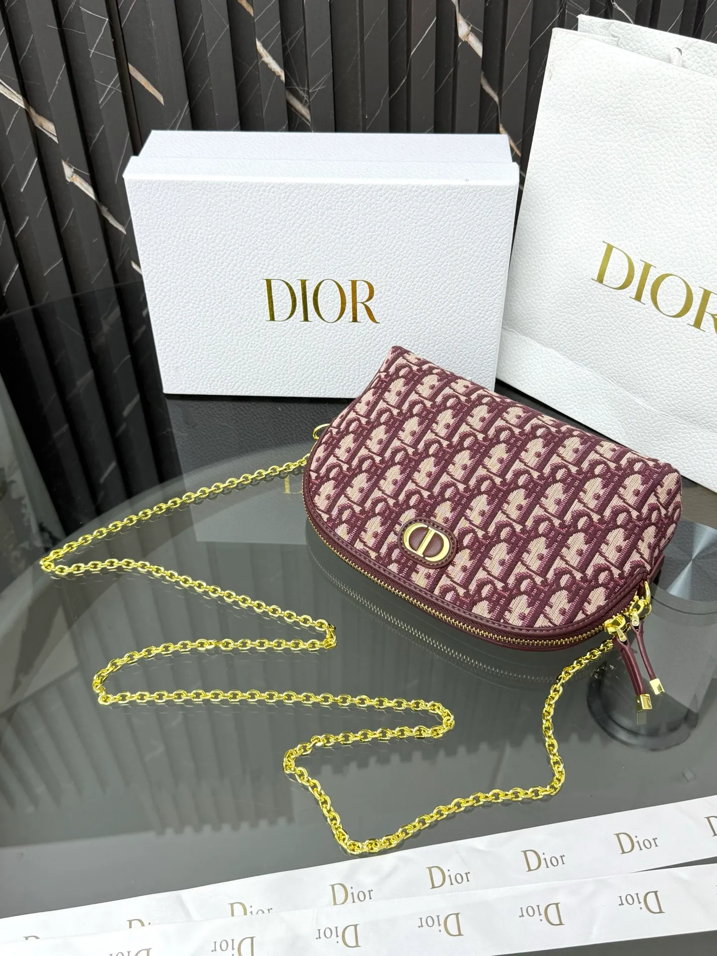 💰230💰The bag is decorated with dior’s signature blue oblique print. It features two chic zippered compartments and a patch pocket to organize a variety of supplies. Available in a large size, it can be worn with other oblique printed pieces. Front CD logo Blue oblique print 1 patch pocket Technical fabric lining Dimensions: 15.5 cm x 24 cm x 7 cm Reference number: S2123