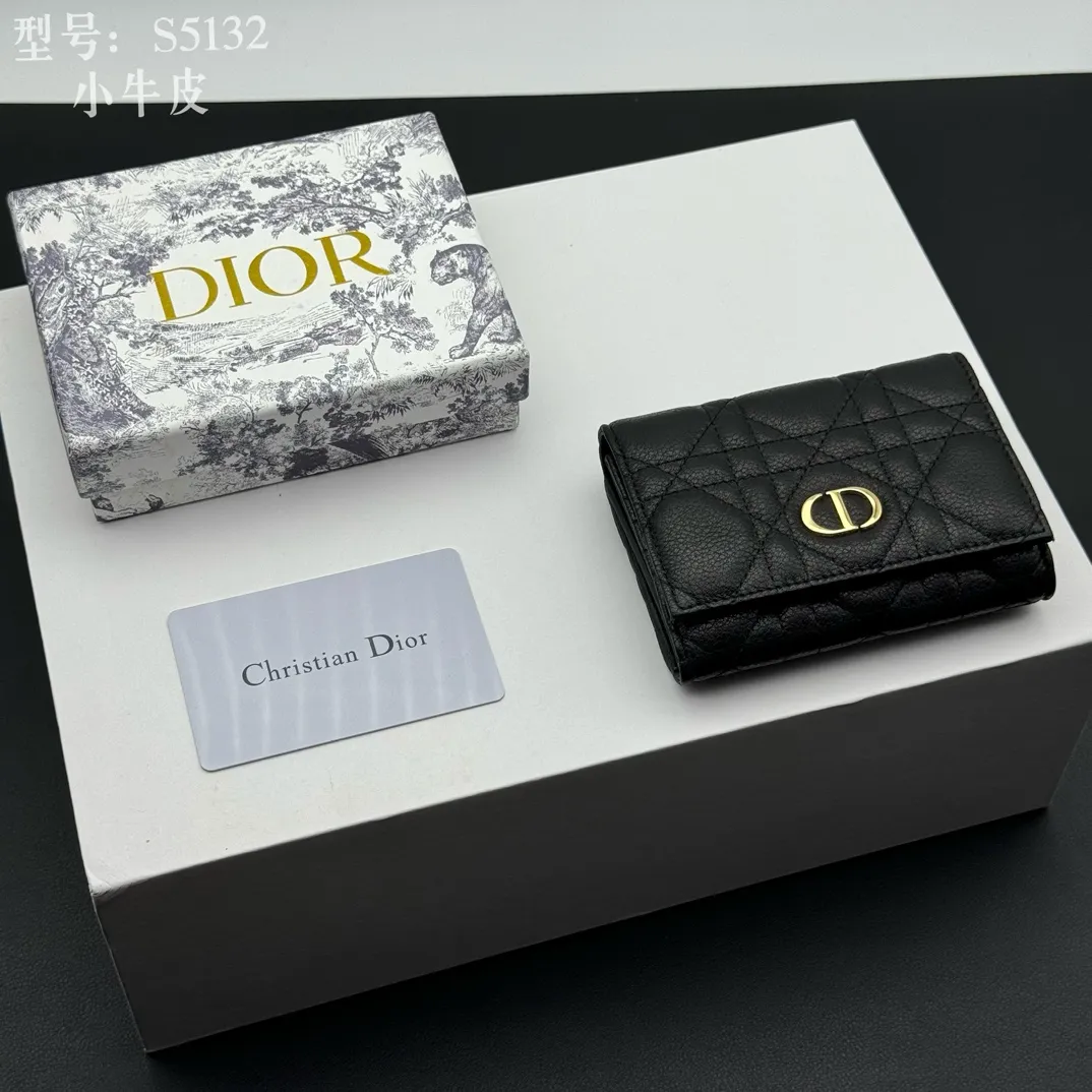 💰150 💎Top quality black# 2024 spring and summer women's card holder This Dior Caro card holder is elegant and practical. Carefully crafted from soft cow leather, it is decorated with cannage pattern topstitching and a CD logo on the front to enhance the style. Elegant and sophisticated. Compact and practical, the 30 Montaigne Glycine Wallet is unique and can store a variety of daily necessities. It is suitable for various occasions and can be paired with its 30Montaigne pieces. Decorated with CD logo on the front, 2 card slots, 1 zipper compartment, 1 spacious internal compartment Spring/Summer 2024 Brand: Dior Dior Size: 11x7.5x2.5cm Model: S5132UWHC