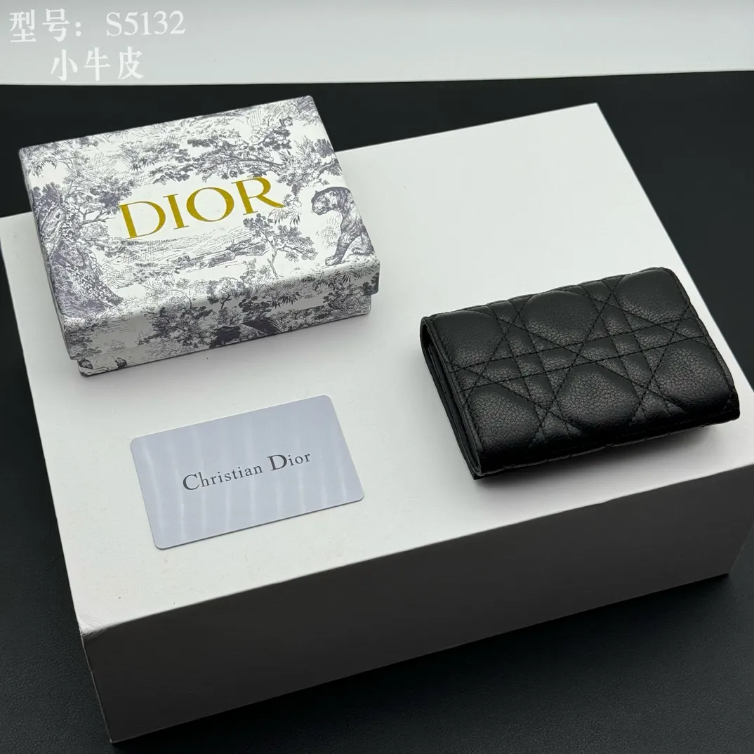 💰150 💎Top quality black# 2024 spring and summer women's card holder This Dior Caro card holder is elegant and practical. Carefully crafted from soft cow leather, it is decorated with cannage pattern topstitching and a CD logo on the front to enhance the style. Elegant and sophisticated. Compact and practical, the 30 Montaigne Glycine Wallet is unique and can store a variety of daily necessities. It is suitable for various occasions and can be paired with its 30Montaigne pieces. Decorated with CD logo on the front, 2 card slots, 1 zipper compartment, 1 spacious internal compartment Spring/Summer 2024 Brand: Dior Dior Size: 11x7.5x2.5cm Model: S5132UWHC
