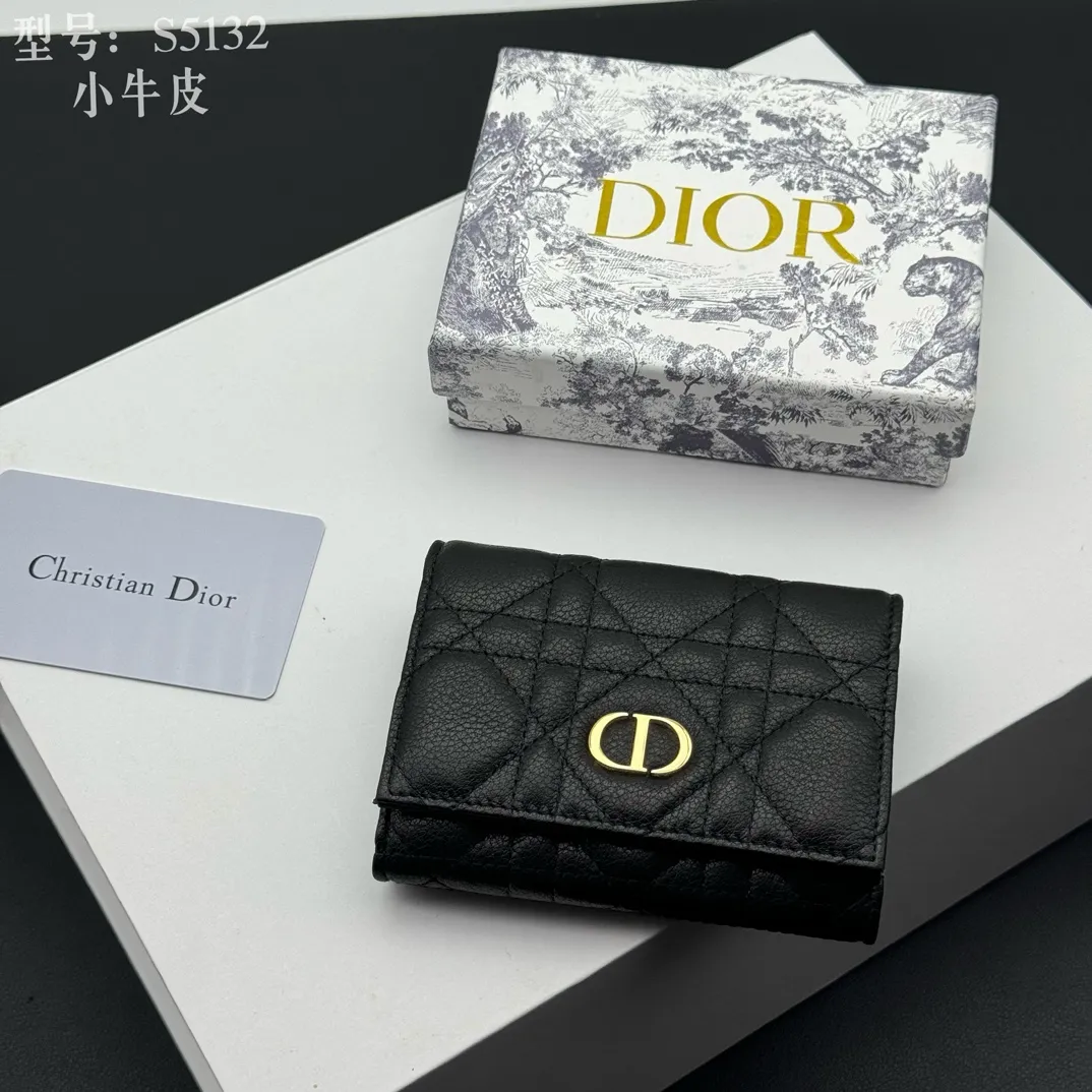 💰150 💎Top quality black# 2024 spring and summer women's card holder This Dior Caro card holder is elegant and practical. Carefully crafted from soft cow leather, it is decorated with cannage pattern topstitching and a CD logo on the front to enhance the style. Elegant and sophisticated. Compact and practical, the 30 Montaigne Glycine Wallet is unique and can store a variety of daily necessities. It is suitable for various occasions and can be paired with its 30Montaigne pieces. Decorated with CD logo on the front, 2 card slots, 1 zipper compartment, 1 spacious internal compartment Spring/Summer 2024 Brand: Dior Dior Size: 11x7.5x2.5cm Model: S5132UWHC