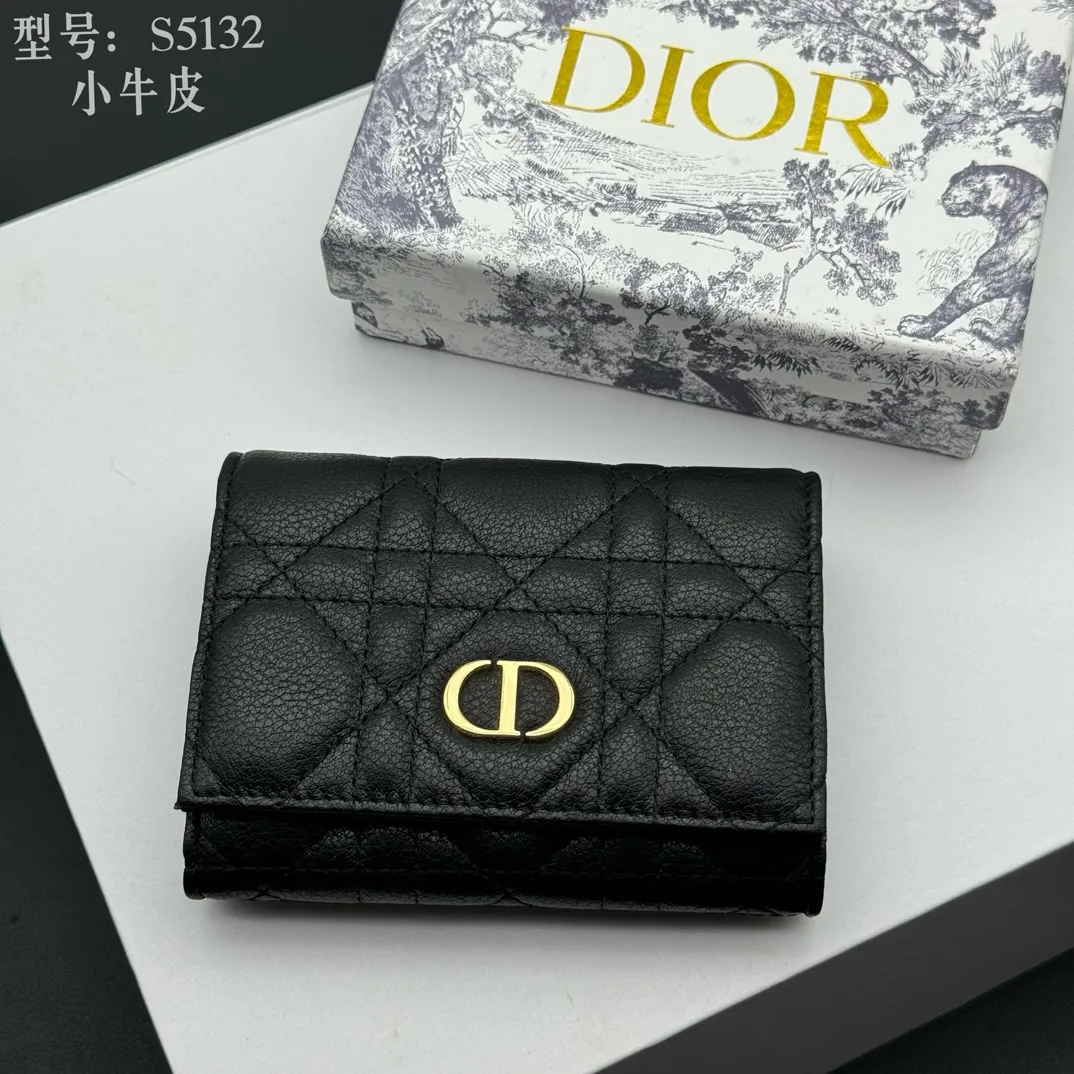 💰150 💎Top quality black# 2024 spring and summer women's card holder This Dior Caro card holder is elegant and practical. Carefully crafted from soft cow leather, it is decorated with cannage pattern topstitching and a CD logo on the front to enhance the style. Elegant and sophisticated. Compact and practical, the 30 Montaigne Glycine Wallet is unique and can store a variety of daily necessities. It is suitable for various occasions and can be paired with its 30Montaigne pieces. Decorated with CD logo on the front, 2 card slots, 1 zipper compartment, 1 spacious internal compartment Spring/Summer 2024 Brand: Dior Dior Size: 11x7.5x2.5cm Model: S5132UWHC