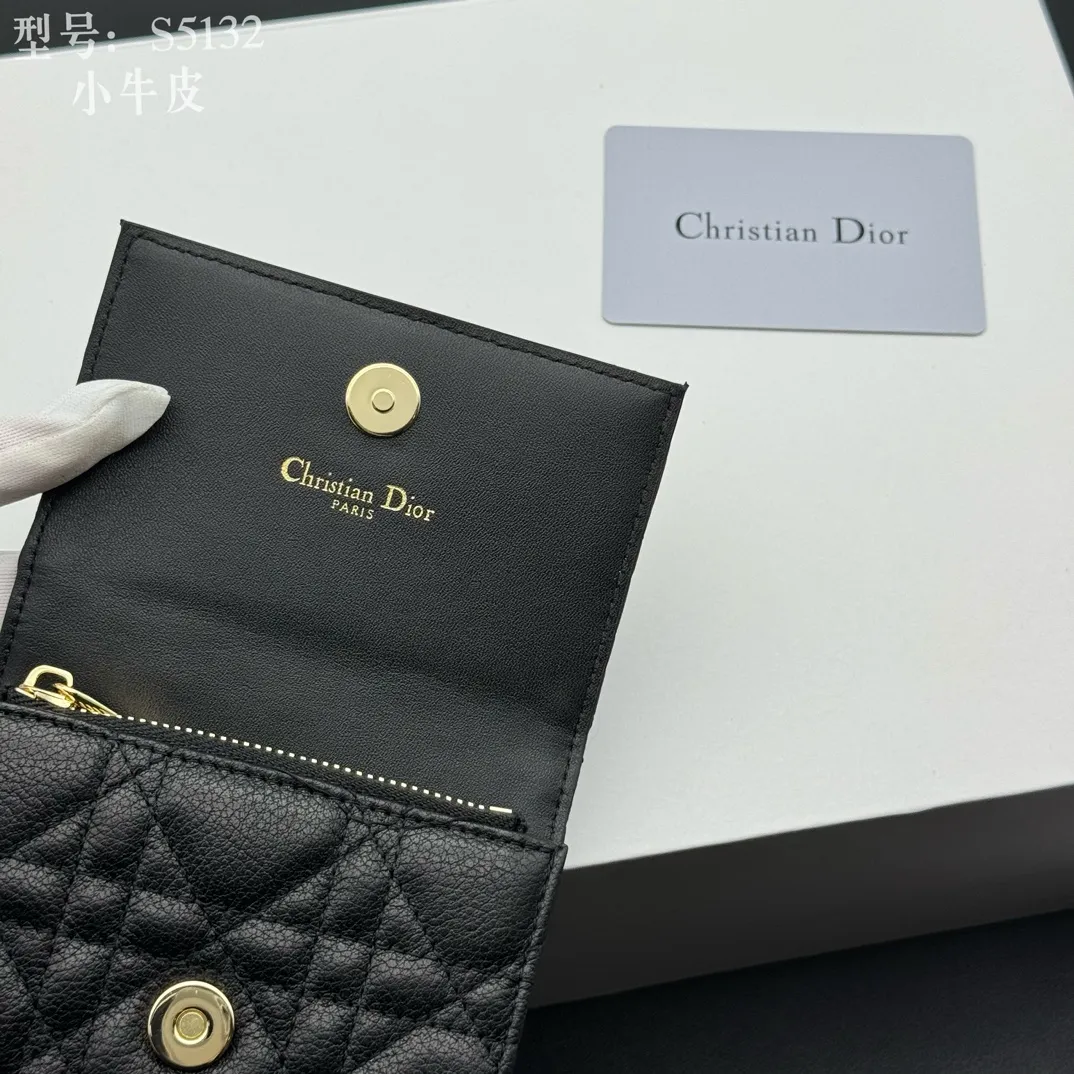 💰150 💎Top quality black# 2024 spring and summer women's card holder This Dior Caro card holder is elegant and practical. Carefully crafted from soft cow leather, it is decorated with cannage pattern topstitching and a CD logo on the front to enhance the style. Elegant and sophisticated. Compact and practical, the 30 Montaigne Glycine Wallet is unique and can store a variety of daily necessities. It is suitable for various occasions and can be paired with its 30Montaigne pieces. Decorated with CD logo on the front, 2 card slots, 1 zipper compartment, 1 spacious internal compartment Spring/Summer 2024 Brand: Dior Dior Size: 11x7.5x2.5cm Model: S5132UWHC