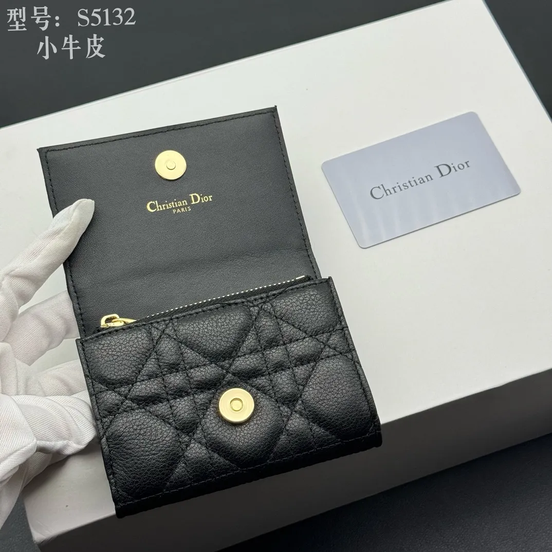 💰150 💎Top quality black# 2024 spring and summer women's card holder This Dior Caro card holder is elegant and practical. Carefully crafted from soft cow leather, it is decorated with cannage pattern topstitching and a CD logo on the front to enhance the style. Elegant and sophisticated. Compact and practical, the 30 Montaigne Glycine Wallet is unique and can store a variety of daily necessities. It is suitable for various occasions and can be paired with its 30Montaigne pieces. Decorated with CD logo on the front, 2 card slots, 1 zipper compartment, 1 spacious internal compartment Spring/Summer 2024 Brand: Dior Dior Size: 11x7.5x2.5cm Model: S5132UWHC