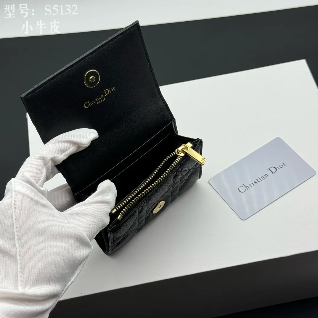 💰150 💎Top quality black# 2024 spring and summer women's card holder This Dior Caro card holder is elegant and practical. Carefully crafted from soft cow leather, it is decorated with cannage pattern topstitching and a CD logo on the front to enhance the style. Elegant and sophisticated. Compact and practical, the 30 Montaigne Glycine Wallet is unique and can store a variety of daily necessities. It is suitable for various occasions and can be paired with its 30Montaigne pieces. Decorated with CD logo on the front, 2 card slots, 1 zipper compartment, 1 spacious internal compartment Spring/Summer 2024 Brand: Dior Dior Size: 11x7.5x2.5cm Model: S5132UWHC