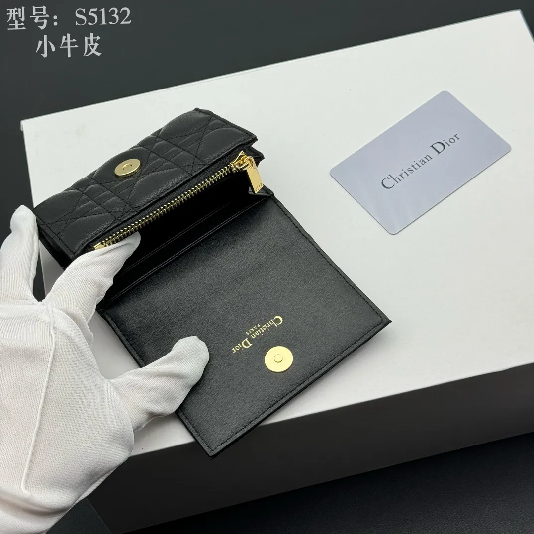 💰150 💎Top quality black# 2024 spring and summer women's card holder This Dior Caro card holder is elegant and practical. Carefully crafted from soft cow leather, it is decorated with cannage pattern topstitching and a CD logo on the front to enhance the style. Elegant and sophisticated. Compact and practical, the 30 Montaigne Glycine Wallet is unique and can store a variety of daily necessities. It is suitable for various occasions and can be paired with its 30Montaigne pieces. Decorated with CD logo on the front, 2 card slots, 1 zipper compartment, 1 spacious internal compartment Spring/Summer 2024 Brand: Dior Dior Size: 11x7.5x2.5cm Model: S5132UWHC