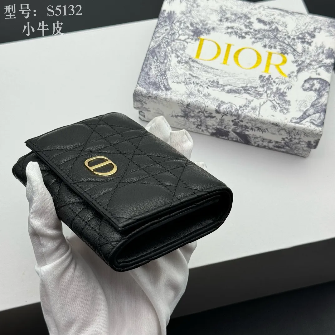 💰150 💎Top quality black# 2024 spring and summer women's card holder This Dior Caro card holder is elegant and practical. Carefully crafted from soft cow leather, it is decorated with cannage pattern topstitching and a CD logo on the front to enhance the style. Elegant and sophisticated. Compact and practical, the 30 Montaigne Glycine Wallet is unique and can store a variety of daily necessities. It is suitable for various occasions and can be paired with its 30Montaigne pieces. Decorated with CD logo on the front, 2 card slots, 1 zipper compartment, 1 spacious internal compartment Spring/Summer 2024 Brand: Dior Dior Size: 11x7.5x2.5cm Model: S5132UWHC