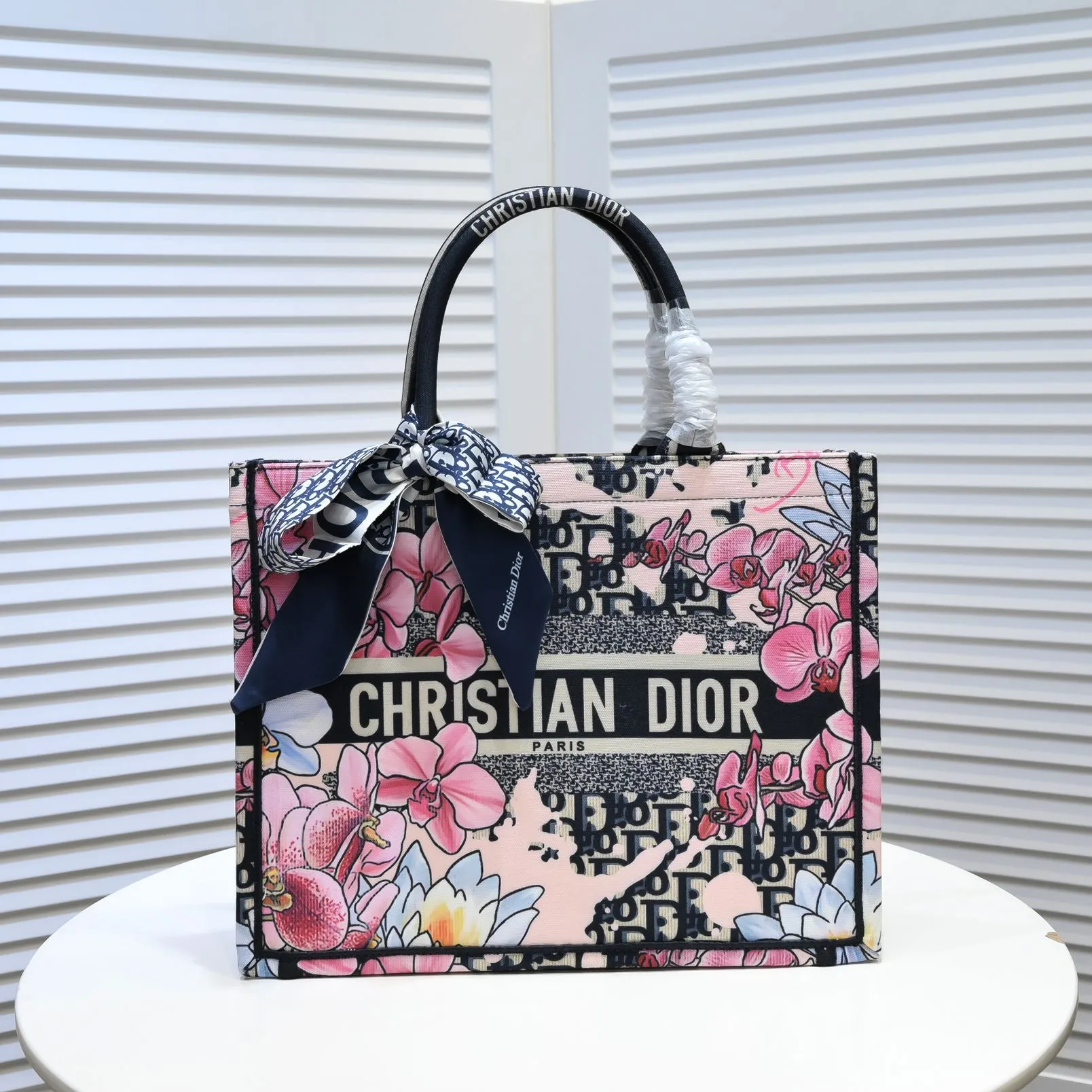 💰340￥Small size with silk scarf and overlock🔜Dior new shopping bag at Dior counter! Counters are updated simultaneously! Limited edition of the same style as the stars! Super stylish! Imported fabric👍high-end quality! Model: 8034 Size: 36*27*16cm