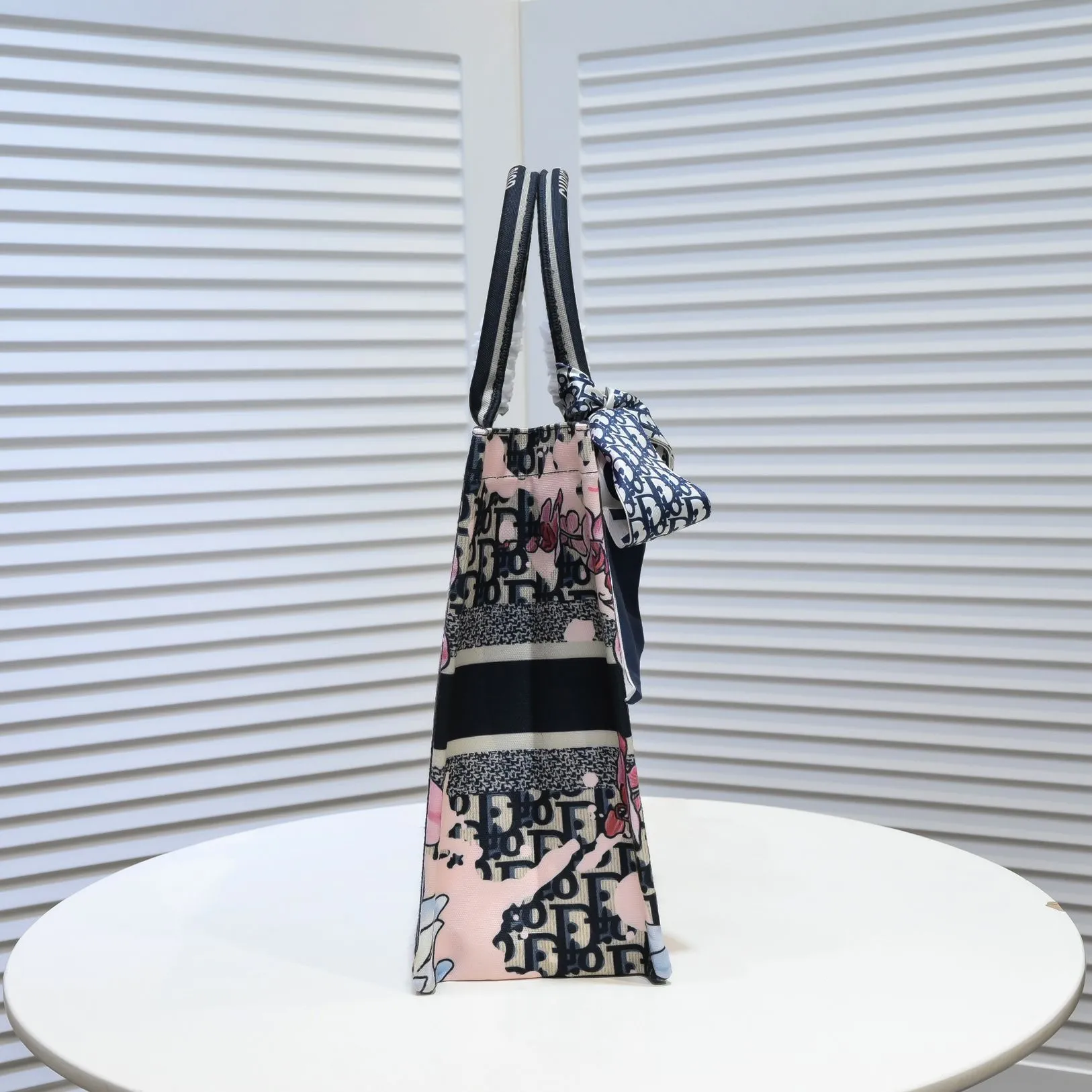 💰340￥Small size with silk scarf and overlock🔜Dior new shopping bag at Dior counter! Counters are updated simultaneously! Limited edition of the same style as the stars! Super stylish! Imported fabric👍high-end quality! Model: 8034 Size: 36*27*16cm