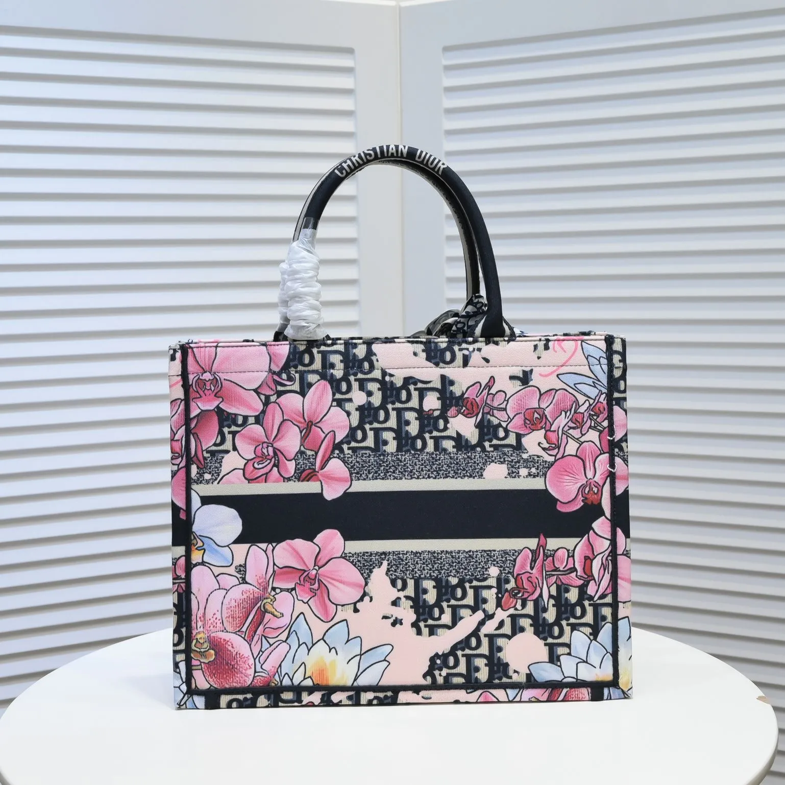 💰340￥Small size with silk scarf and overlock🔜Dior new shopping bag at Dior counter! Counters are updated simultaneously! Limited edition of the same style as the stars! Super stylish! Imported fabric👍high-end quality! Model: 8034 Size: 36*27*16cm