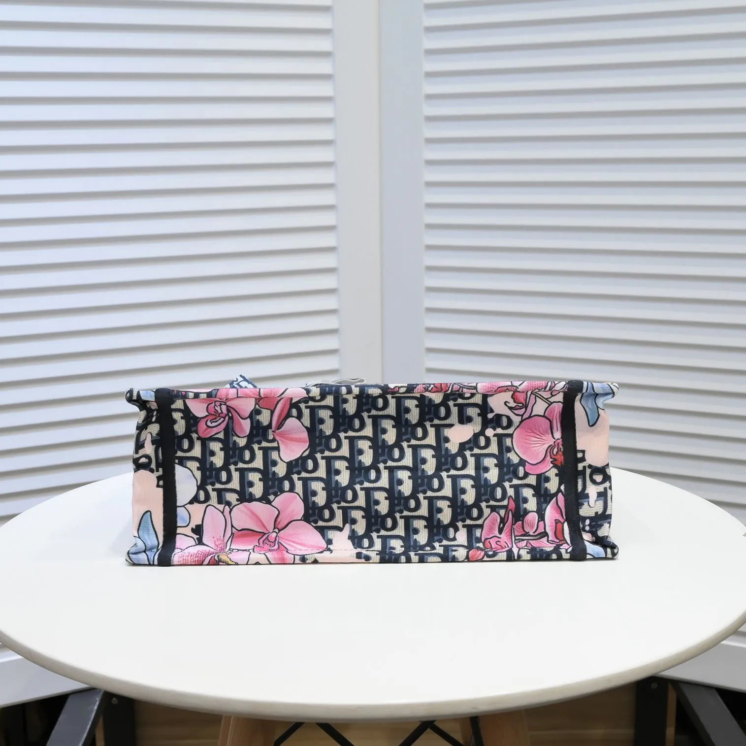 💰340￥Small size with silk scarf and overlock🔜Dior new shopping bag at Dior counter! Counters are updated simultaneously! Limited edition of the same style as the stars! Super stylish! Imported fabric👍high-end quality! Model: 8034 Size: 36*27*16cm