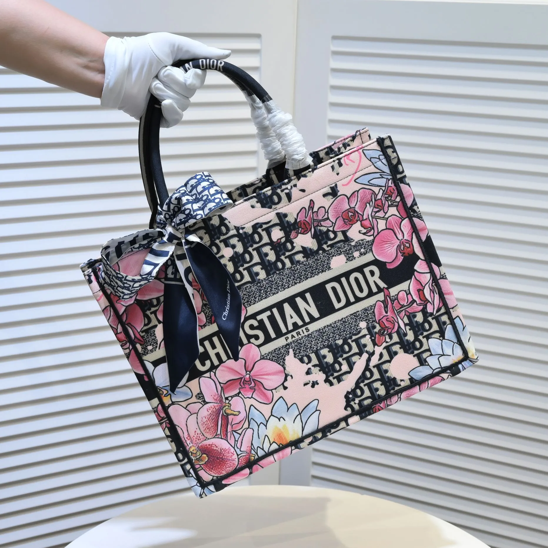 💰340￥Small size with silk scarf and overlock🔜Dior new shopping bag at Dior counter! Counters are updated simultaneously! Limited edition of the same style as the stars! Super stylish! Imported fabric👍high-end quality! Model: 8034 Size: 36*27*16cm