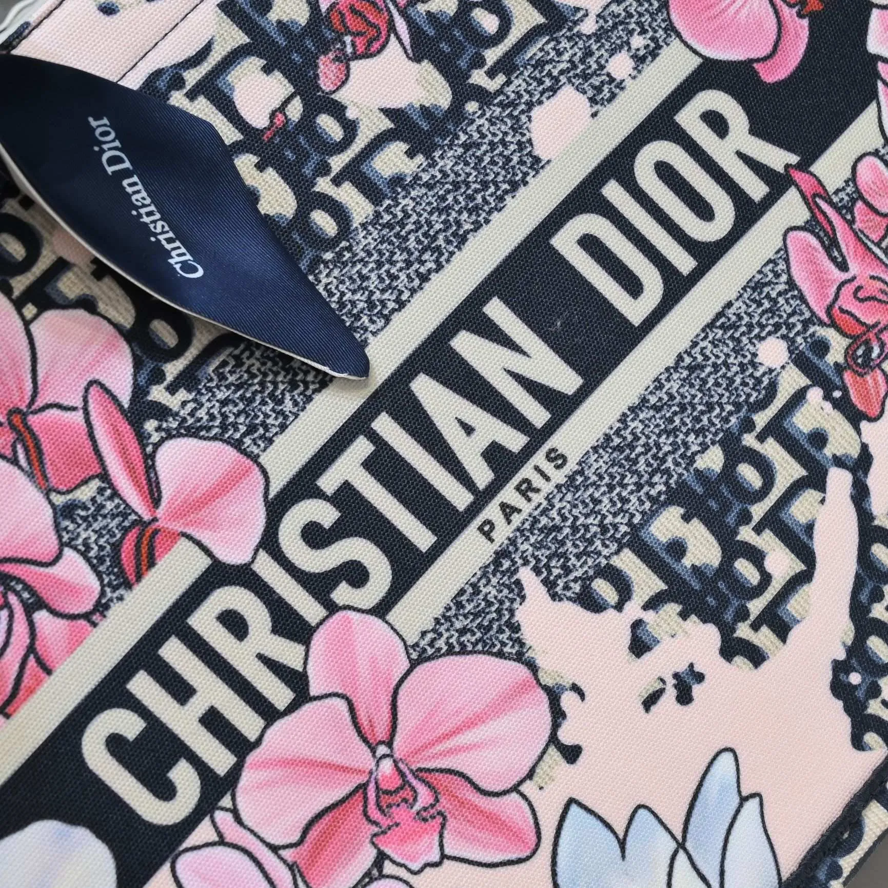 💰340￥Small size with silk scarf and overlock🔜Dior new shopping bag at Dior counter! Counters are updated simultaneously! Limited edition of the same style as the stars! Super stylish! Imported fabric👍high-end quality! Model: 8034 Size: 36*27*16cm