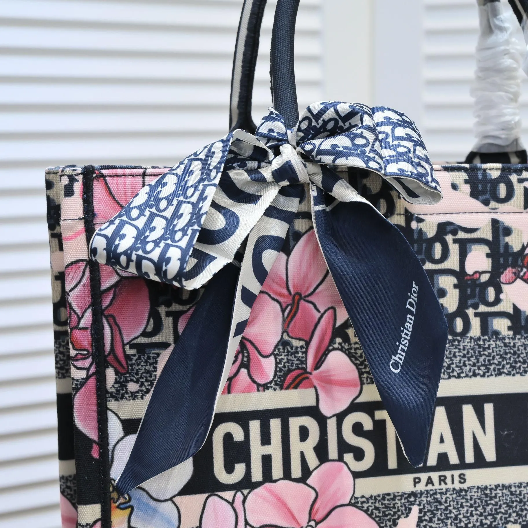 💰340￥Small size with silk scarf and overlock🔜Dior new shopping bag at Dior counter! Counters are updated simultaneously! Limited edition of the same style as the stars! Super stylish! Imported fabric👍high-end quality! Model: 8034 Size: 36*27*16cm