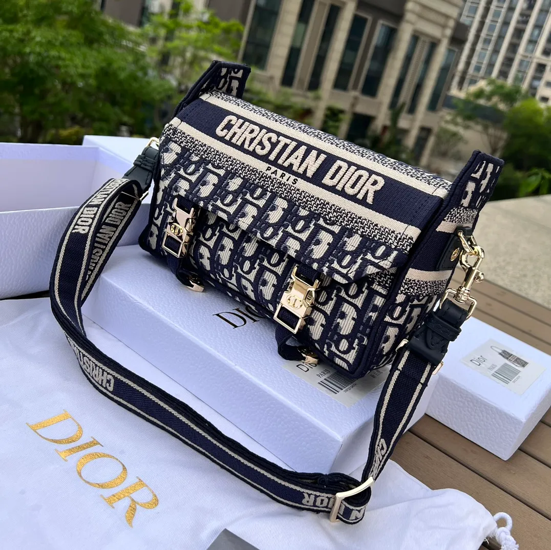Top upgraded version💰1500 Size: 23×15×8cm Dior overseas channel new small postman❗️This Diorcam💰 handbag is carefully designed by Maria Grazia Chiuri on the basis of the classic messenger bag, incorporating Dior’s iconic elements to create a casual and fashionable look. Decorated with blue Oblique print throughout, it is paired with a CHRISTIANDIOR 💰ARIS logo flap and a sports-style CD buckle to enhance the style. The compact small version features an adjustable and removable shoulder strap, making it ideal for shoulder or cross-body wear.