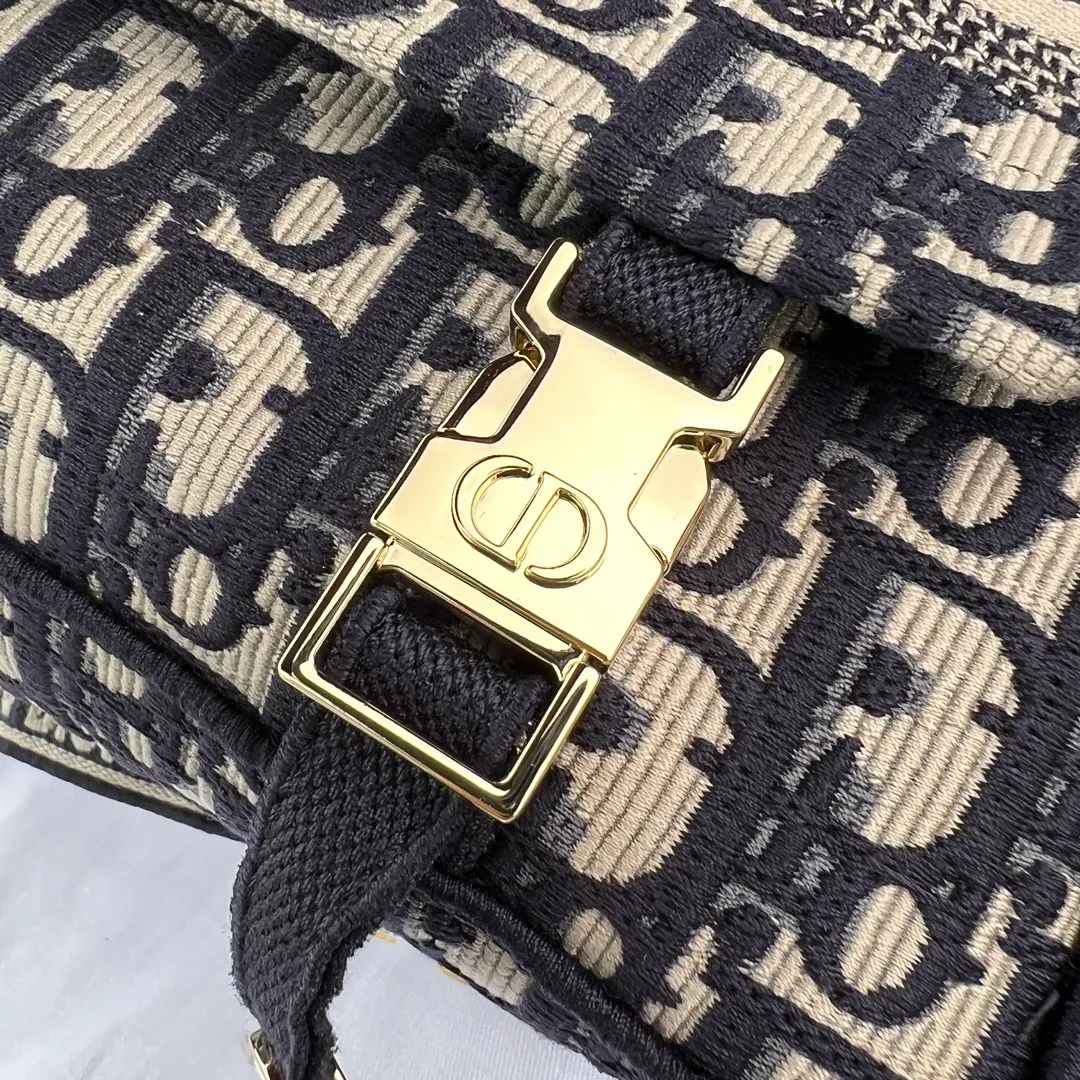 Top upgraded version💰1500 Size: 23×15×8cm Dior overseas channel new small postman❗️This Diorcam💰 handbag is carefully designed by Maria Grazia Chiuri on the basis of the classic messenger bag, incorporating Dior’s iconic elements to create a casual and fashionable look. Decorated with blue Oblique print throughout, it is paired with a CHRISTIANDIOR 💰ARIS logo flap and a sports-style CD buckle to enhance the style. The compact small version features an adjustable and removable shoulder strap, making it ideal for shoulder or cross-body wear.