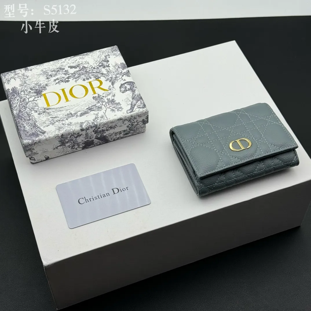 💰150 💎Top quality blue# 2024 spring and summer women's card holder This Dior Caro card holder is elegant and practical. Carefully crafted from soft cow leather, it is decorated with cannage pattern topstitching and a CD logo on the front to enhance the style. Elegant and sophisticated. Compact and practical, the 30 Montaigne Glycine Wallet is unique and can store a variety of daily necessities. It is suitable for various occasions and can be paired with its 30Montaigne pieces. Decorated with CD logo on the front, 2 card slots, 1 zipper compartment, 1 spacious internal compartment Spring/Summer 2024 Brand: Dior Dior Size: 11x7.5x2.5cm Model: S5132UWHC
