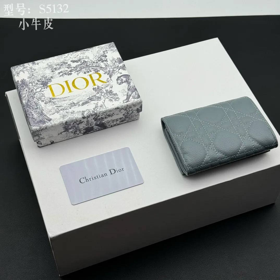 💰150 💎Top quality blue# 2024 spring and summer women's card holder This Dior Caro card holder is elegant and practical. Carefully crafted from soft cow leather, it is decorated with cannage pattern topstitching and a CD logo on the front to enhance the style. Elegant and sophisticated. Compact and practical, the 30 Montaigne Glycine Wallet is unique and can store a variety of daily necessities. It is suitable for various occasions and can be paired with its 30Montaigne pieces. Decorated with CD logo on the front, 2 card slots, 1 zipper compartment, 1 spacious internal compartment Spring/Summer 2024 Brand: Dior Dior Size: 11x7.5x2.5cm Model: S5132UWHC