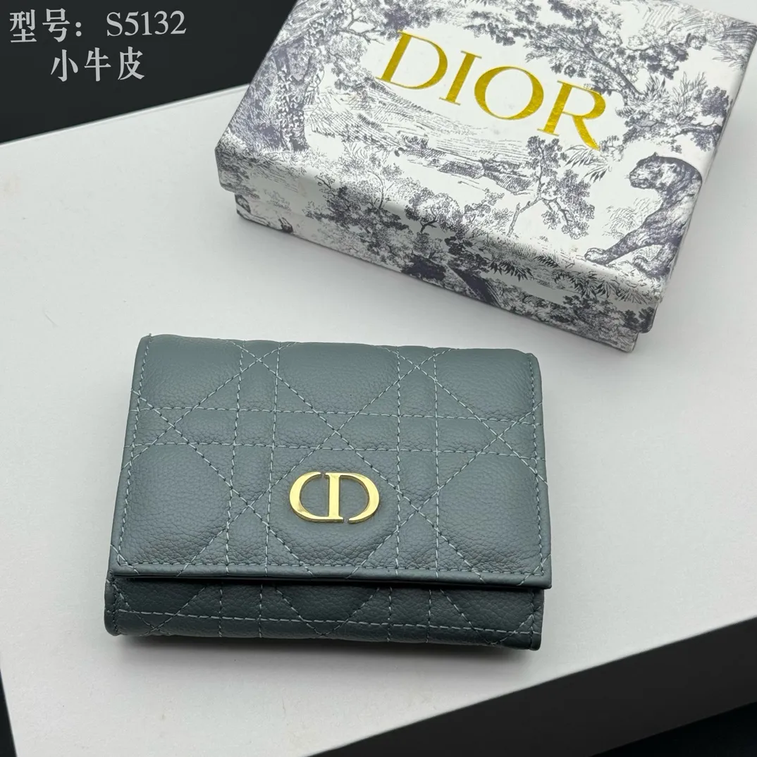 💰150 💎Top quality blue# 2024 spring and summer women's card holder This Dior Caro card holder is elegant and practical. Carefully crafted from soft cow leather, it is decorated with cannage pattern topstitching and a CD logo on the front to enhance the style. Elegant and sophisticated. Compact and practical, the 30 Montaigne Glycine Wallet is unique and can store a variety of daily necessities. It is suitable for various occasions and can be paired with its 30Montaigne pieces. Decorated with CD logo on the front, 2 card slots, 1 zipper compartment, 1 spacious internal compartment Spring/Summer 2024 Brand: Dior Dior Size: 11x7.5x2.5cm Model: S5132UWHC