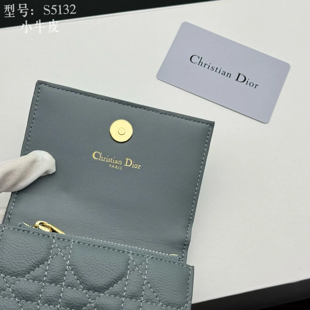 💰150 💎Top quality blue# 2024 spring and summer women's card holder This Dior Caro card holder is elegant and practical. Carefully crafted from soft cow leather, it is decorated with cannage pattern topstitching and a CD logo on the front to enhance the style. Elegant and sophisticated. Compact and practical, the 30 Montaigne Glycine Wallet is unique and can store a variety of daily necessities. It is suitable for various occasions and can be paired with its 30Montaigne pieces. Decorated with CD logo on the front, 2 card slots, 1 zipper compartment, 1 spacious internal compartment Spring/Summer 2024 Brand: Dior Dior Size: 11x7.5x2.5cm Model: S5132UWHC