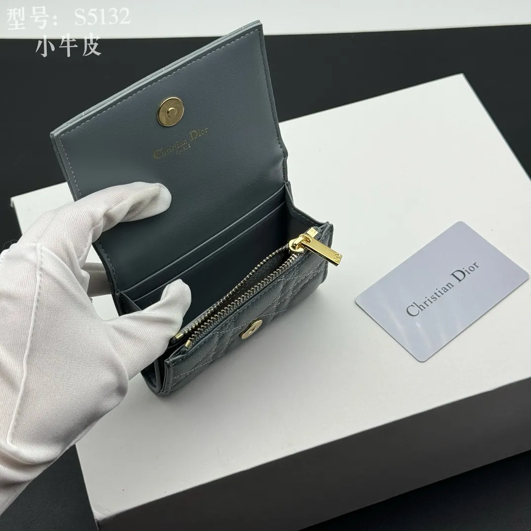 💰150 💎Top quality blue# 2024 spring and summer women's card holder This Dior Caro card holder is elegant and practical. Carefully crafted from soft cow leather, it is decorated with cannage pattern topstitching and a CD logo on the front to enhance the style. Elegant and sophisticated. Compact and practical, the 30 Montaigne Glycine Wallet is unique and can store a variety of daily necessities. It is suitable for various occasions and can be paired with its 30Montaigne pieces. Decorated with CD logo on the front, 2 card slots, 1 zipper compartment, 1 spacious internal compartment Spring/Summer 2024 Brand: Dior Dior Size: 11x7.5x2.5cm Model: S5132UWHC