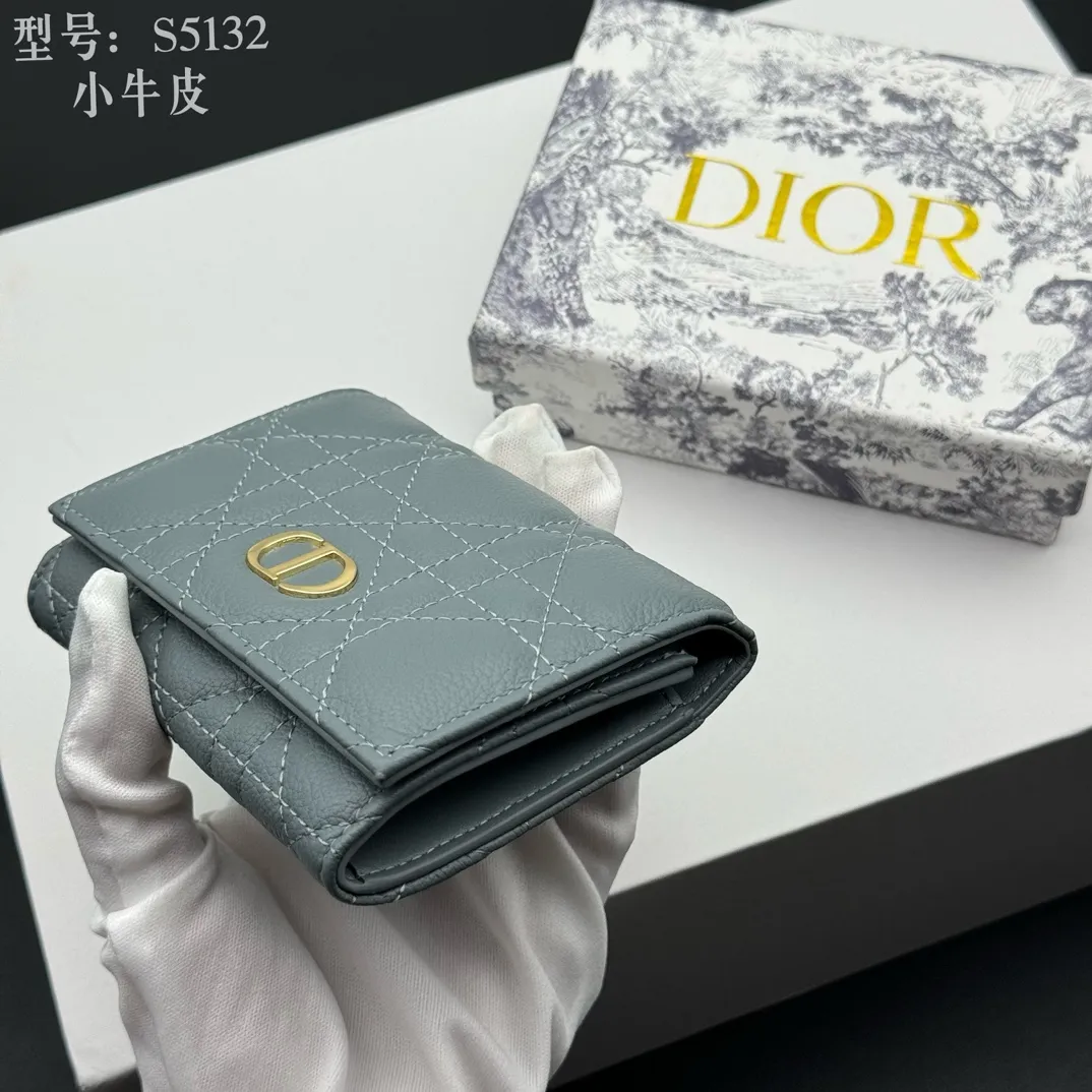 💰150 💎Top quality blue# 2024 spring and summer women's card holder This Dior Caro card holder is elegant and practical. Carefully crafted from soft cow leather, it is decorated with cannage pattern topstitching and a CD logo on the front to enhance the style. Elegant and sophisticated. Compact and practical, the 30 Montaigne Glycine Wallet is unique and can store a variety of daily necessities. It is suitable for various occasions and can be paired with its 30Montaigne pieces. Decorated with CD logo on the front, 2 card slots, 1 zipper compartment, 1 spacious internal compartment Spring/Summer 2024 Brand: Dior Dior Size: 11x7.5x2.5cm Model: S5132UWHC