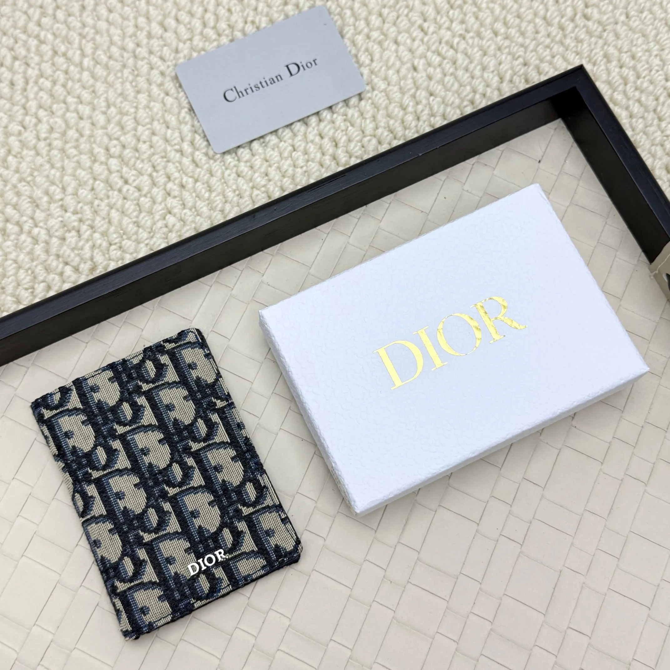 💰120💋Dior’s new bi-fold card holder is an elegant accessory that showcases Dior’s exquisite craftsmanship. Crafted from black inlaid grained calfskin, this card holder is detailed with beige and black Oblique print fabric details that accentuate the classic saddle silhouette. There are three card slots on each side and two compartments for storing bills and cash. Elegantly styled with a metal-clad brass Dior signature on the front, it fits easily into any pocket. Style number: H138 Size: 8.2*11.2cm