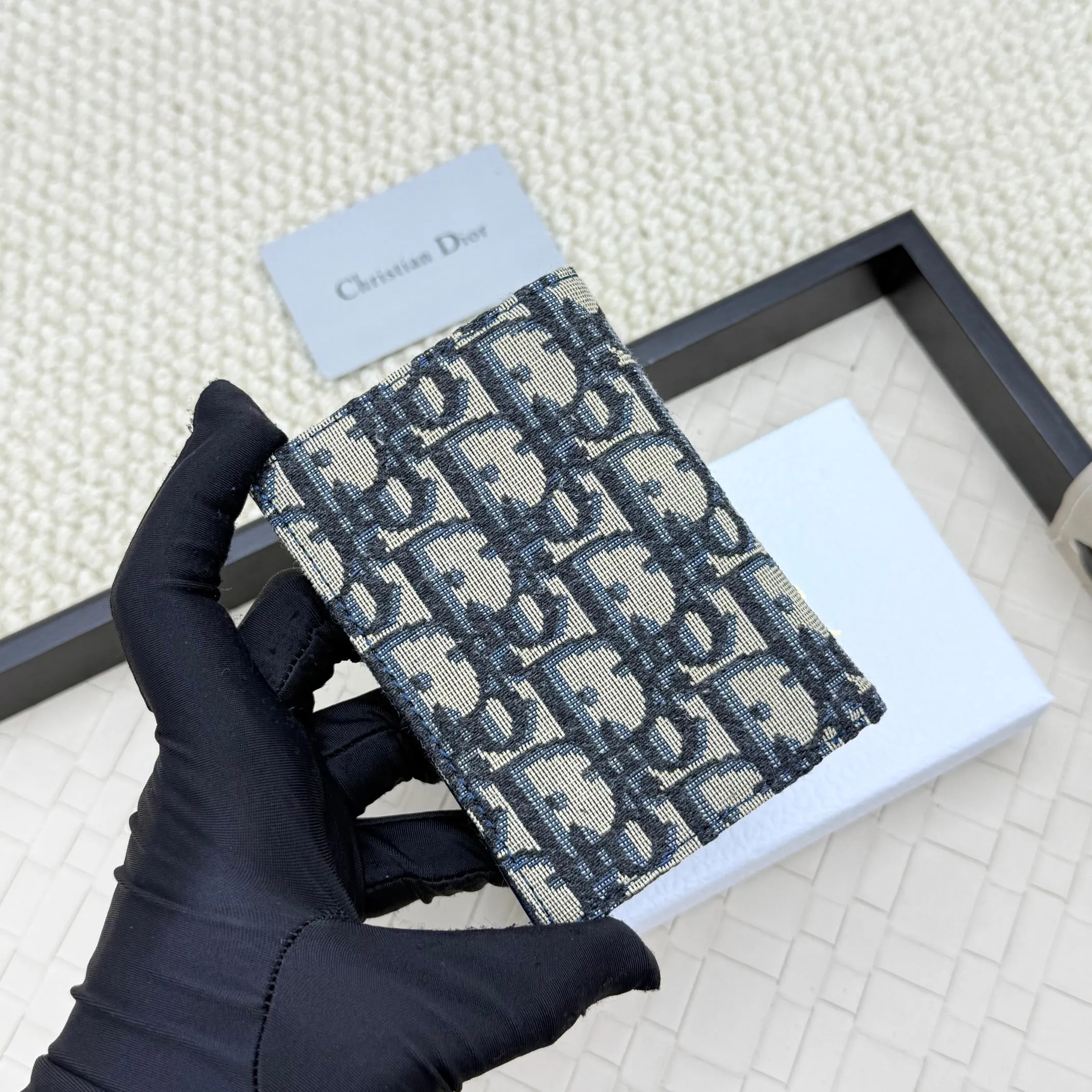 💰120💋Dior’s new bi-fold card holder is an elegant accessory that showcases Dior’s exquisite craftsmanship. Crafted from black inlaid grained calfskin, this card holder is detailed with beige and black Oblique print fabric details that accentuate the classic saddle silhouette. There are three card slots on each side and two compartments for storing bills and cash. Elegantly styled with a metal-clad brass Dior signature on the front, it fits easily into any pocket. Style number: H138 Size: 8.2*11.2cm