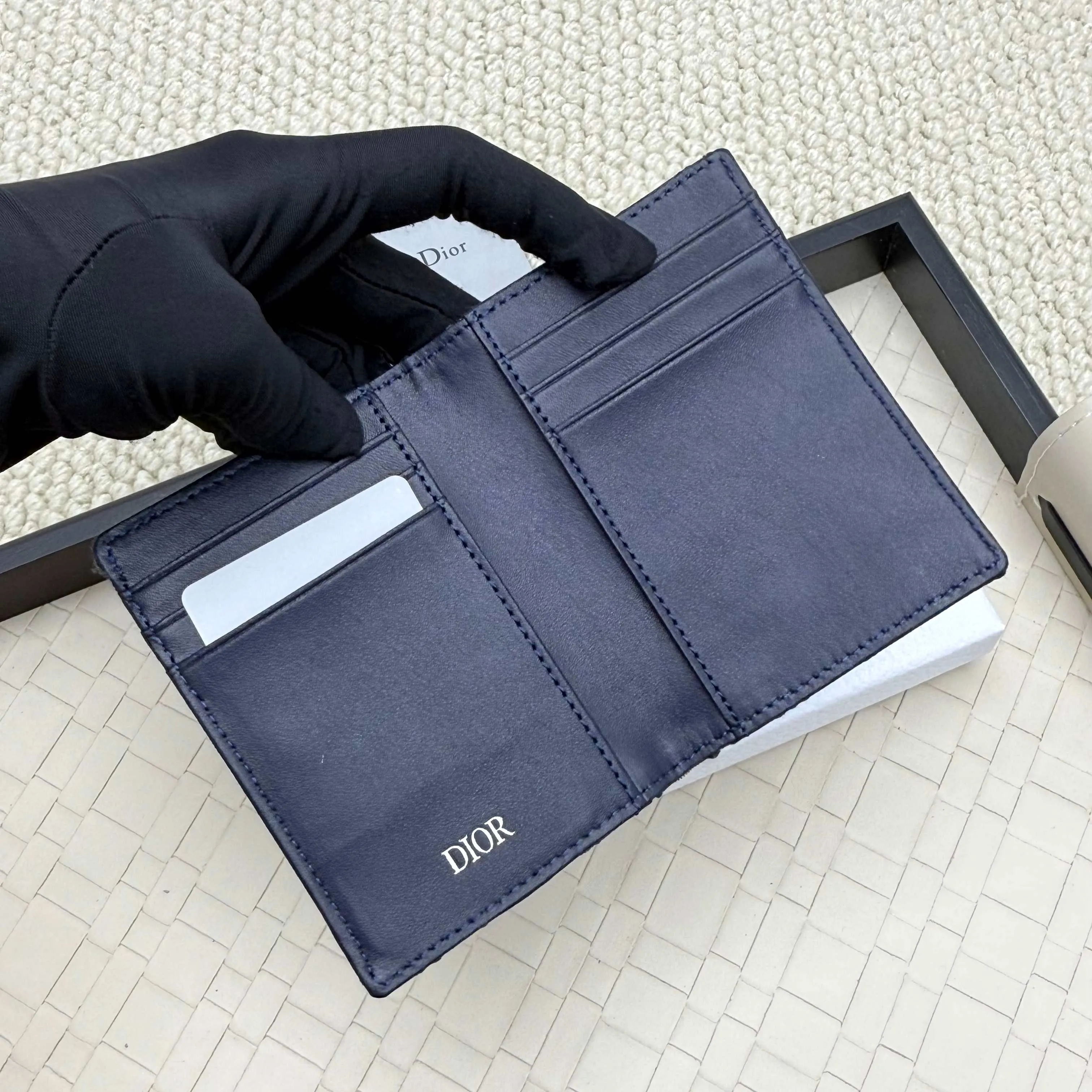 💰120💋Dior’s new bi-fold card holder is an elegant accessory that showcases Dior’s exquisite craftsmanship. Crafted from black inlaid grained calfskin, this card holder is detailed with beige and black Oblique print fabric details that accentuate the classic saddle silhouette. There are three card slots on each side and two compartments for storing bills and cash. Elegantly styled with a metal-clad brass Dior signature on the front, it fits easily into any pocket. Style number: H138 Size: 8.2*11.2cm