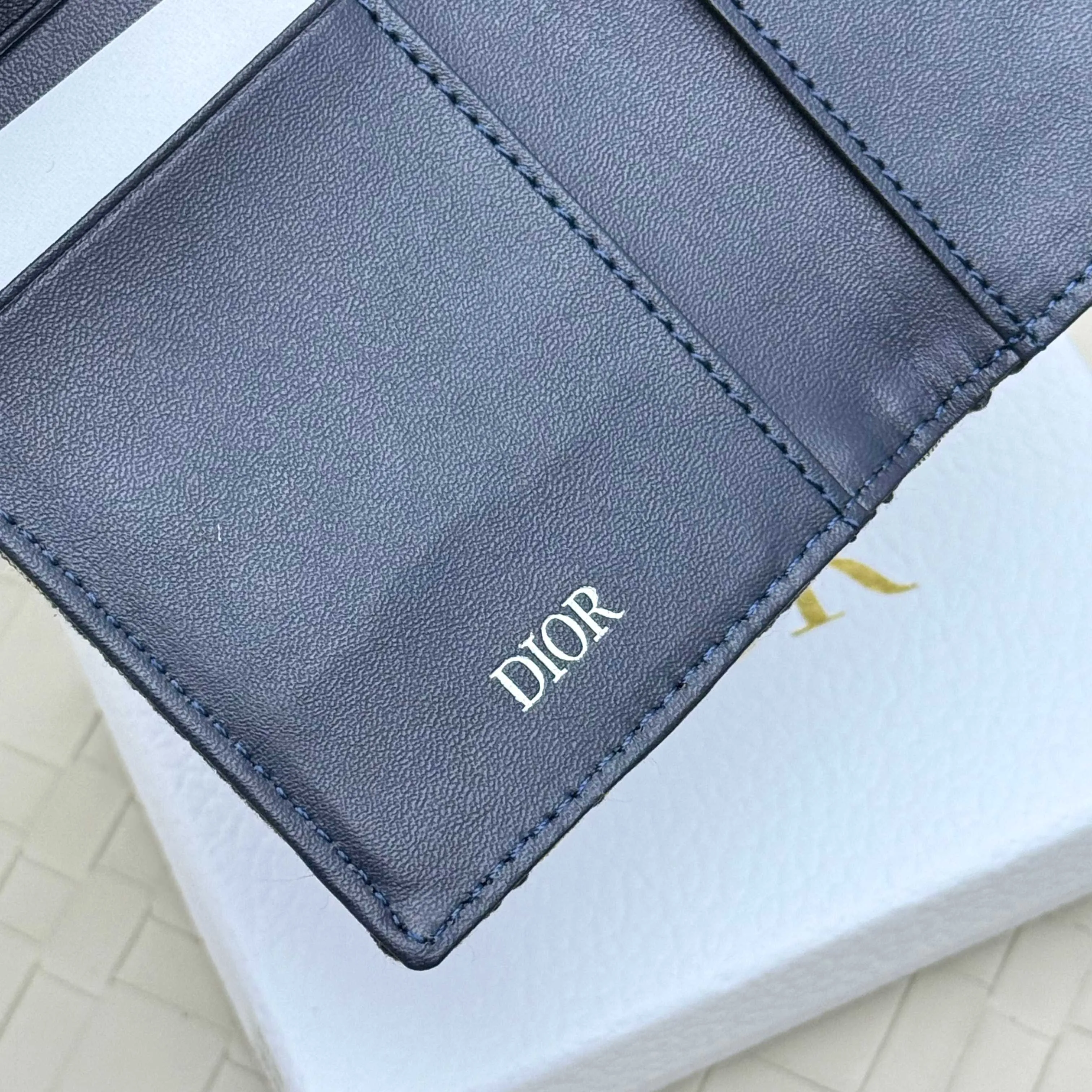 💰120💋Dior’s new bi-fold card holder is an elegant accessory that showcases Dior’s exquisite craftsmanship. Crafted from black inlaid grained calfskin, this card holder is detailed with beige and black Oblique print fabric details that accentuate the classic saddle silhouette. There are three card slots on each side and two compartments for storing bills and cash. Elegantly styled with a metal-clad brass Dior signature on the front, it fits easily into any pocket. Style number: H138 Size: 8.2*11.2cm