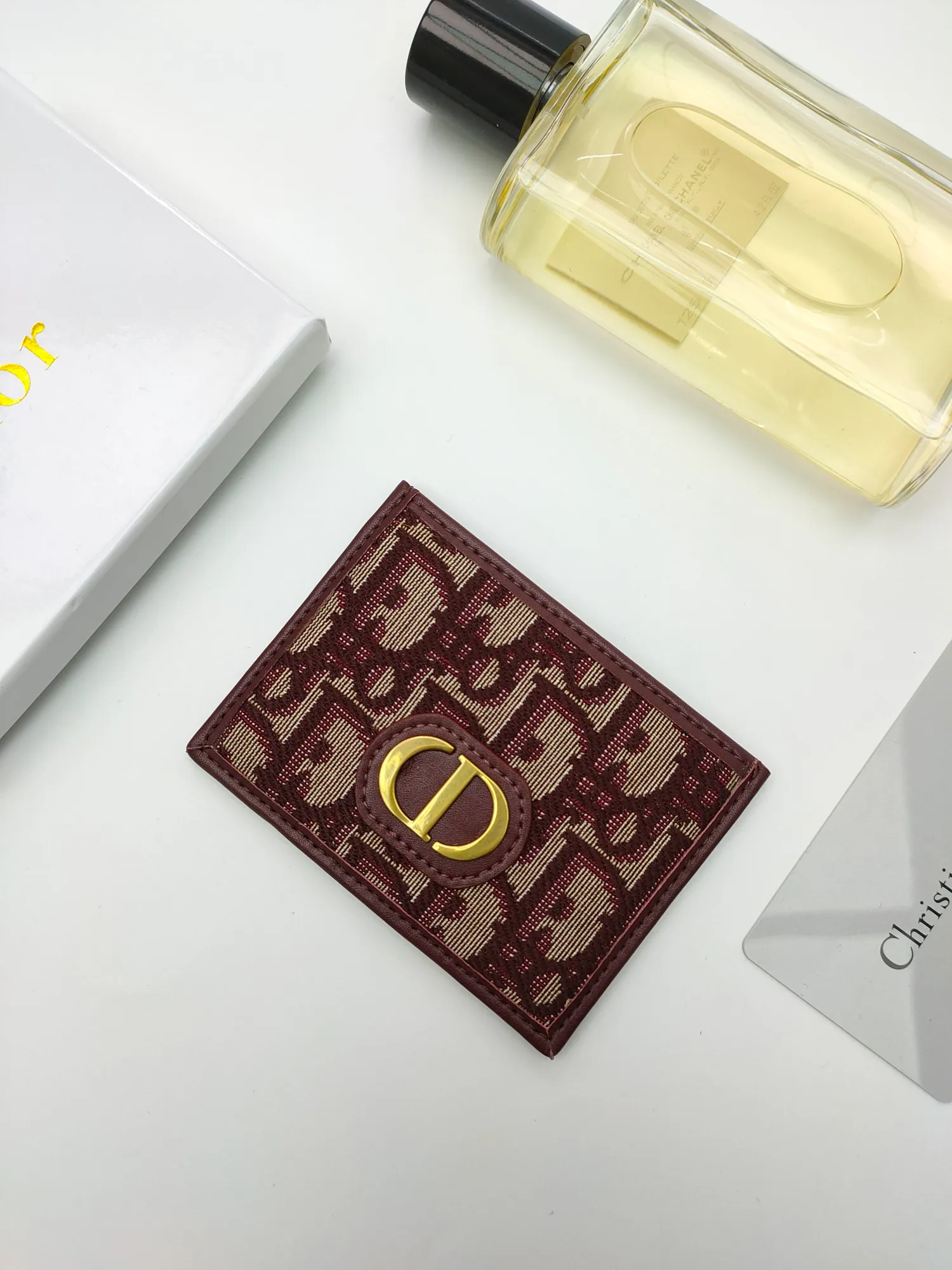 ￥90 [Color] This Dior Montaigne card holder is classic and elegant [Rose] carefully decorated with Oblique print and decorated with CD logo on the front. Style number: C2098 Size: 10*7.5cm