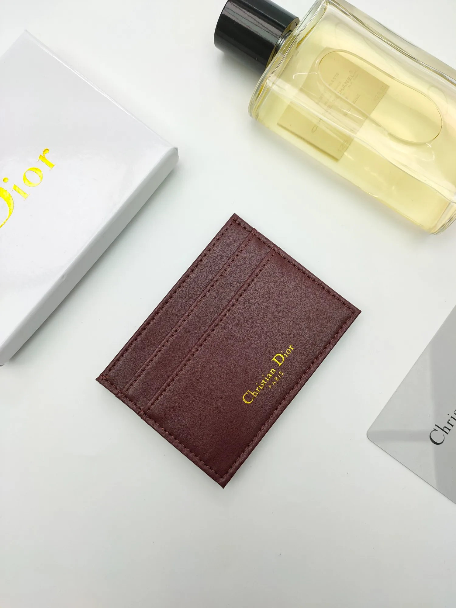 ￥90 [Color] This Dior Montaigne card holder is classic and elegant [Rose] carefully decorated with Oblique print and decorated with CD logo on the front. Style number: C2098 Size: 10*7.5cm