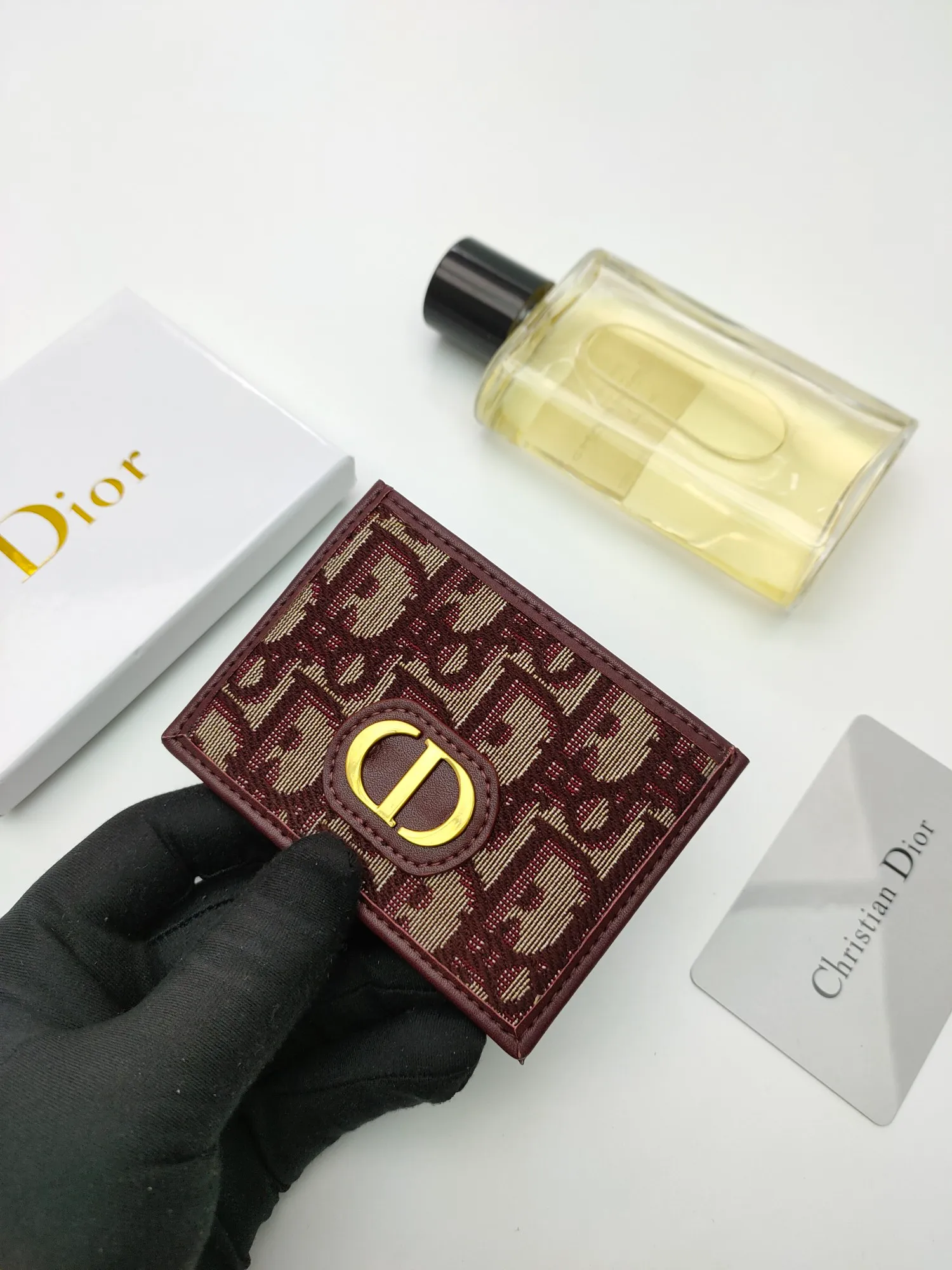 ￥90 [Color] This Dior Montaigne card holder is classic and elegant [Rose] carefully decorated with Oblique print and decorated with CD logo on the front. Style number: C2098 Size: 10*7.5cm