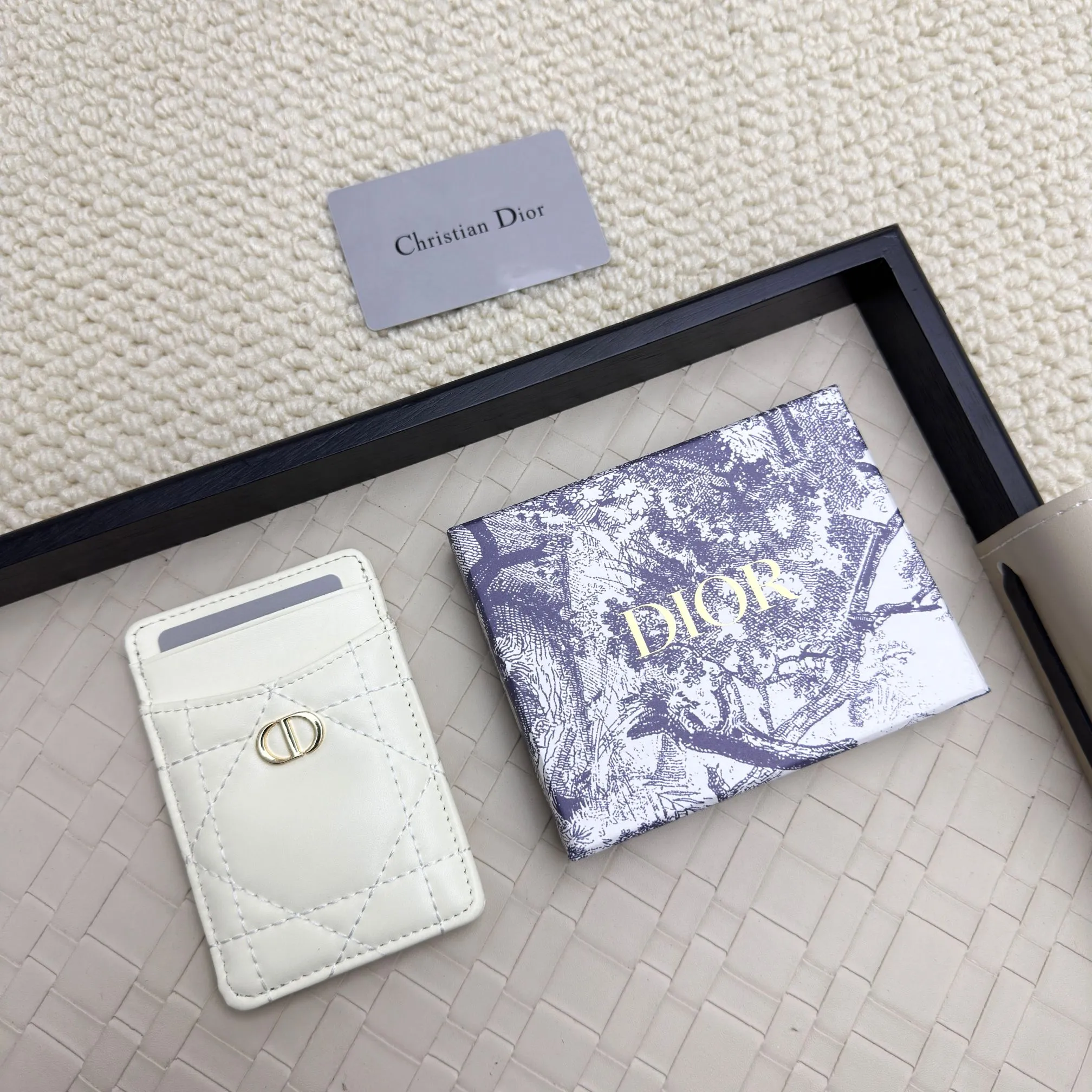 💰100 Dior's new card holder Size: 11*7.5*1, model 2379. It is carefully made of soft cowhide, decorated with cannage pattern topstitching, and embellished with the "CD" logo on the front. Elegant and refined,