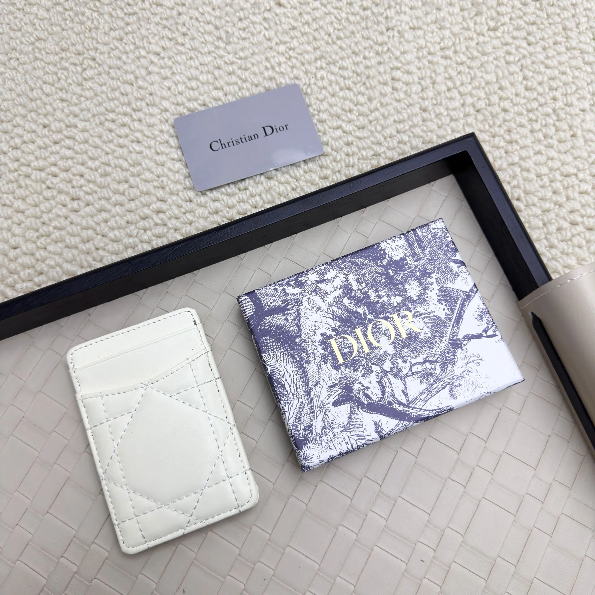 💰100 Dior's new card holder Size: 11*7.5*1, model 2379. It is carefully made of soft cowhide, decorated with cannage pattern topstitching, and embellished with the "CD" logo on the front. Elegant and refined,